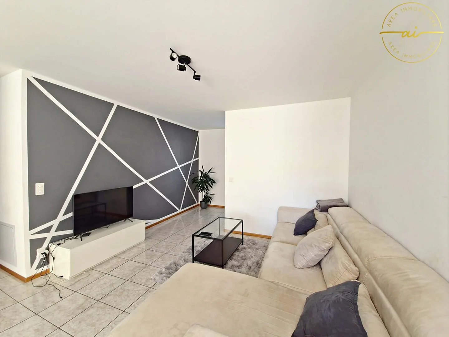 AMPIO E LUMINOSO APPARTAMENTO DI 4.5 LOCALI CON BALCONE - Foto 3 von 10