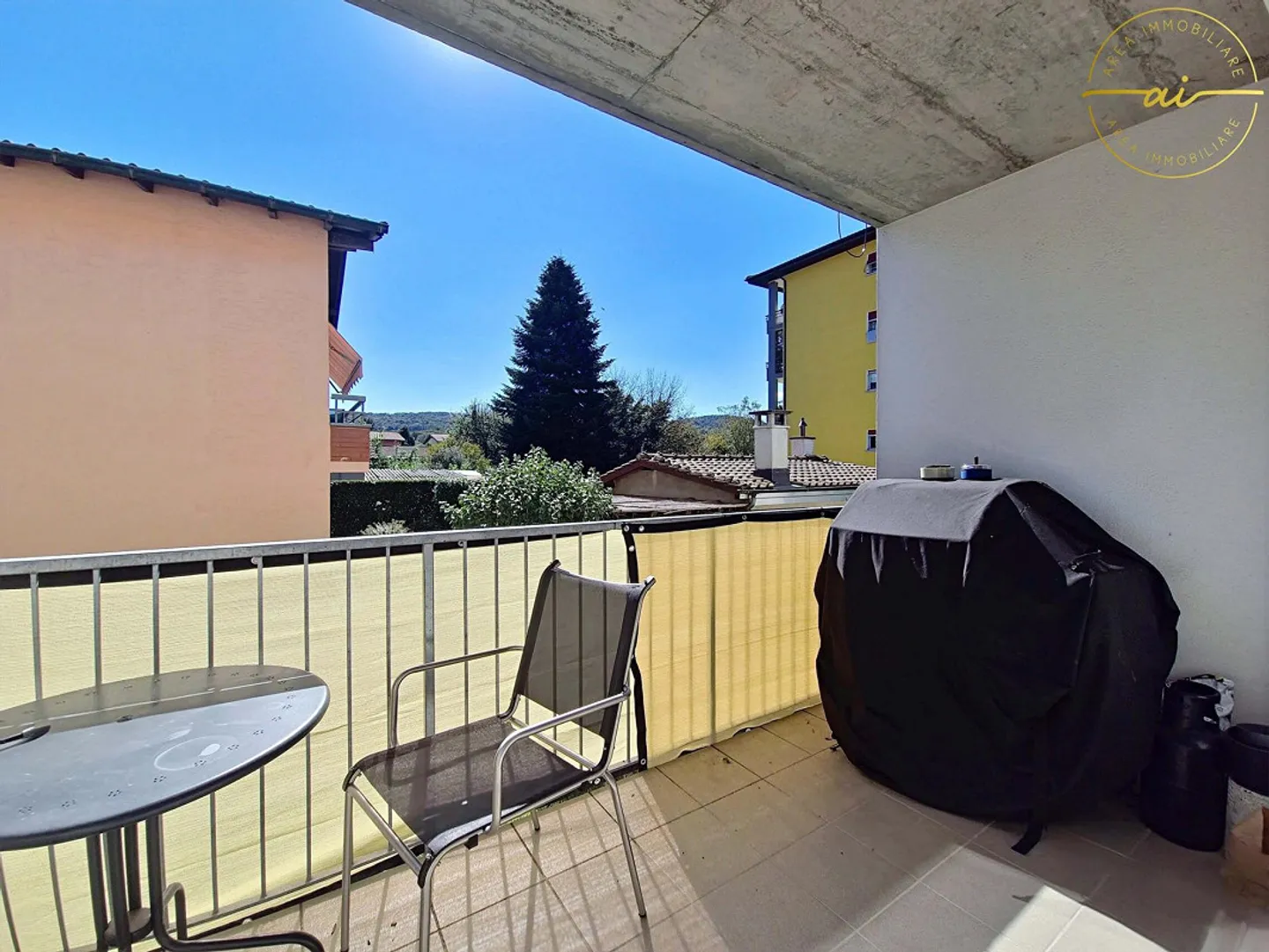 AMPIO E LUMINOSO APPARTAMENTO DI 4.5 LOCALI CON BALCONE - Foto 4 von 10