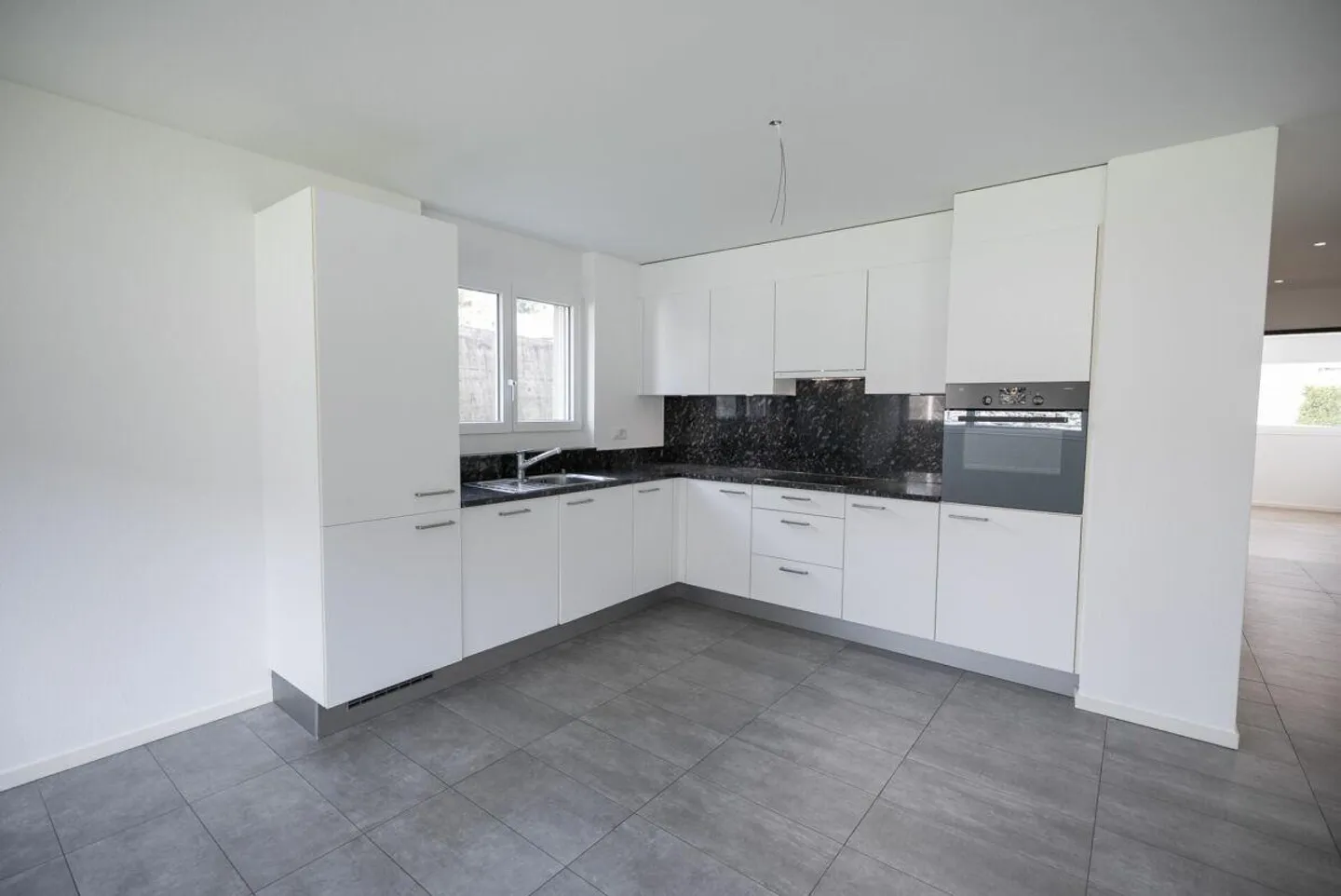 Wir verkaufen eine schöne 4.5-Zimmer-Wohnung, umgeben von den Mauern - Foto 8 von 17