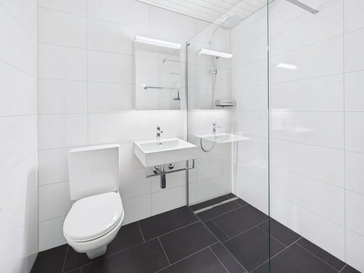 Komplett renovierte Wohnung mit moderner Küche - Foto 3 von 5