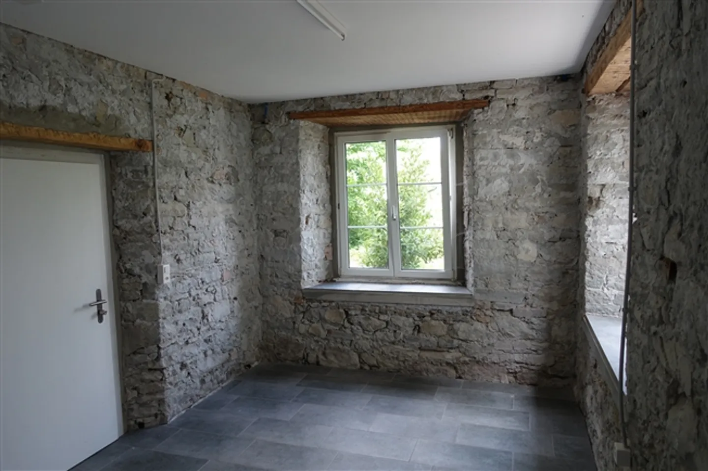 Salle de loisirs / Bureau avec salle de bain privée - nouvellement rénové - Photo 3 sur 9