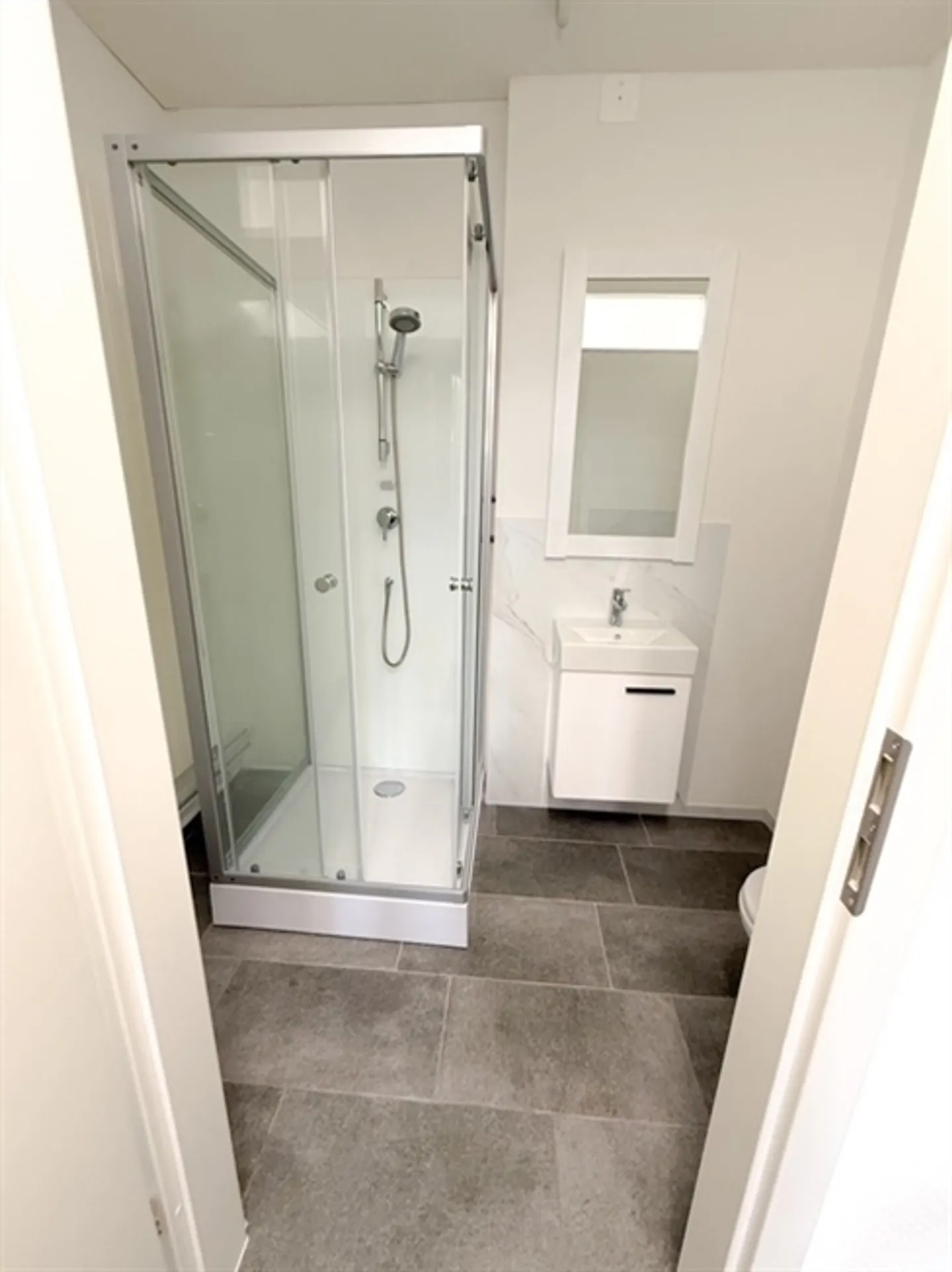 Salle de loisirs / Bureau avec salle de bain privée - nouvellement rénové - Photo 7 sur 9