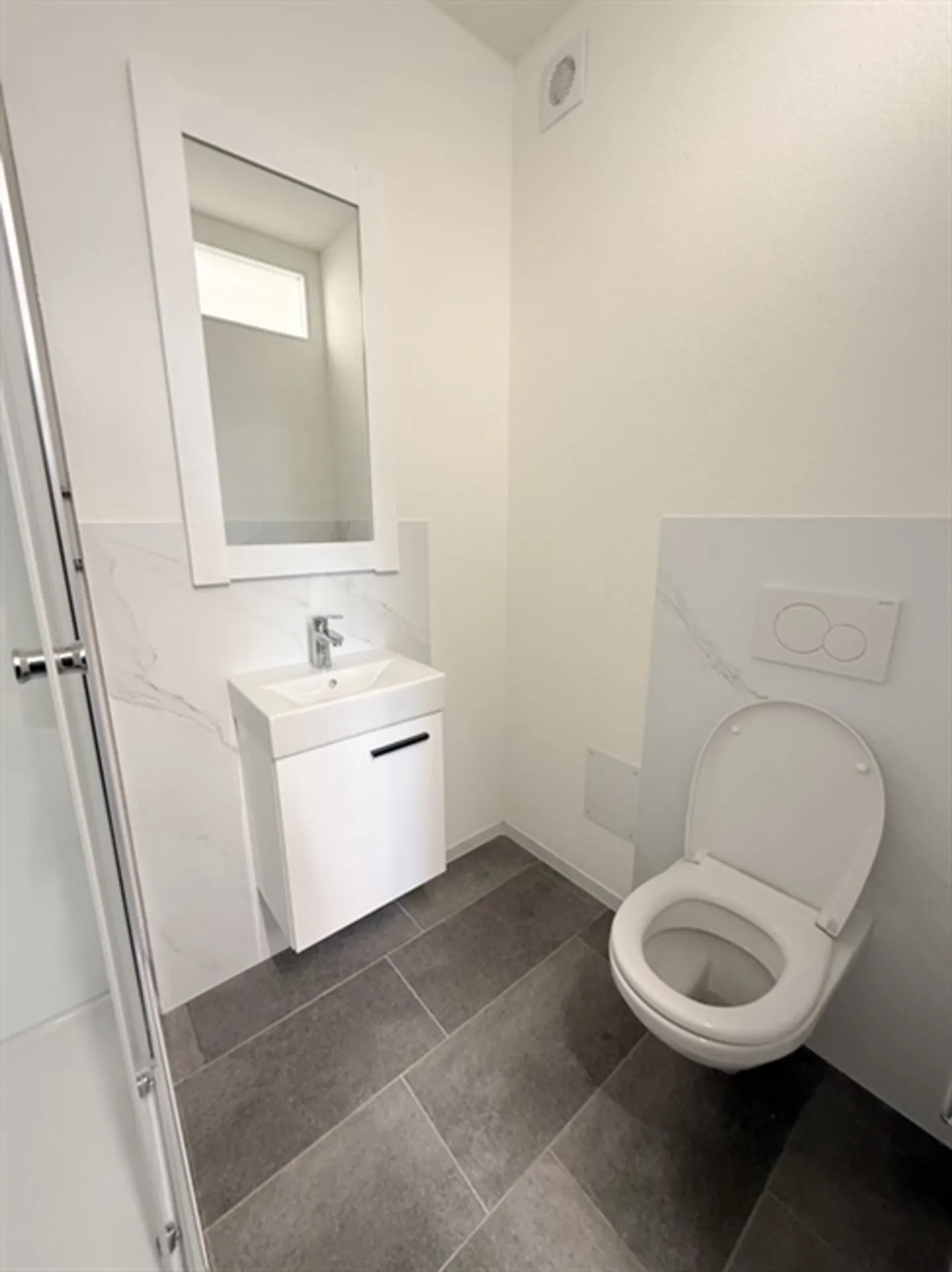 Salle de loisirs / Bureau avec salle de bain privée - nouvellement rénové - Photo 8 sur 9