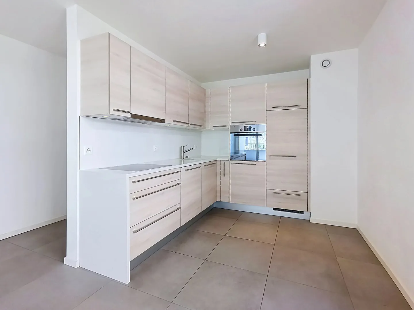 Charming Apartment with Lake View - Photo 8 of 8