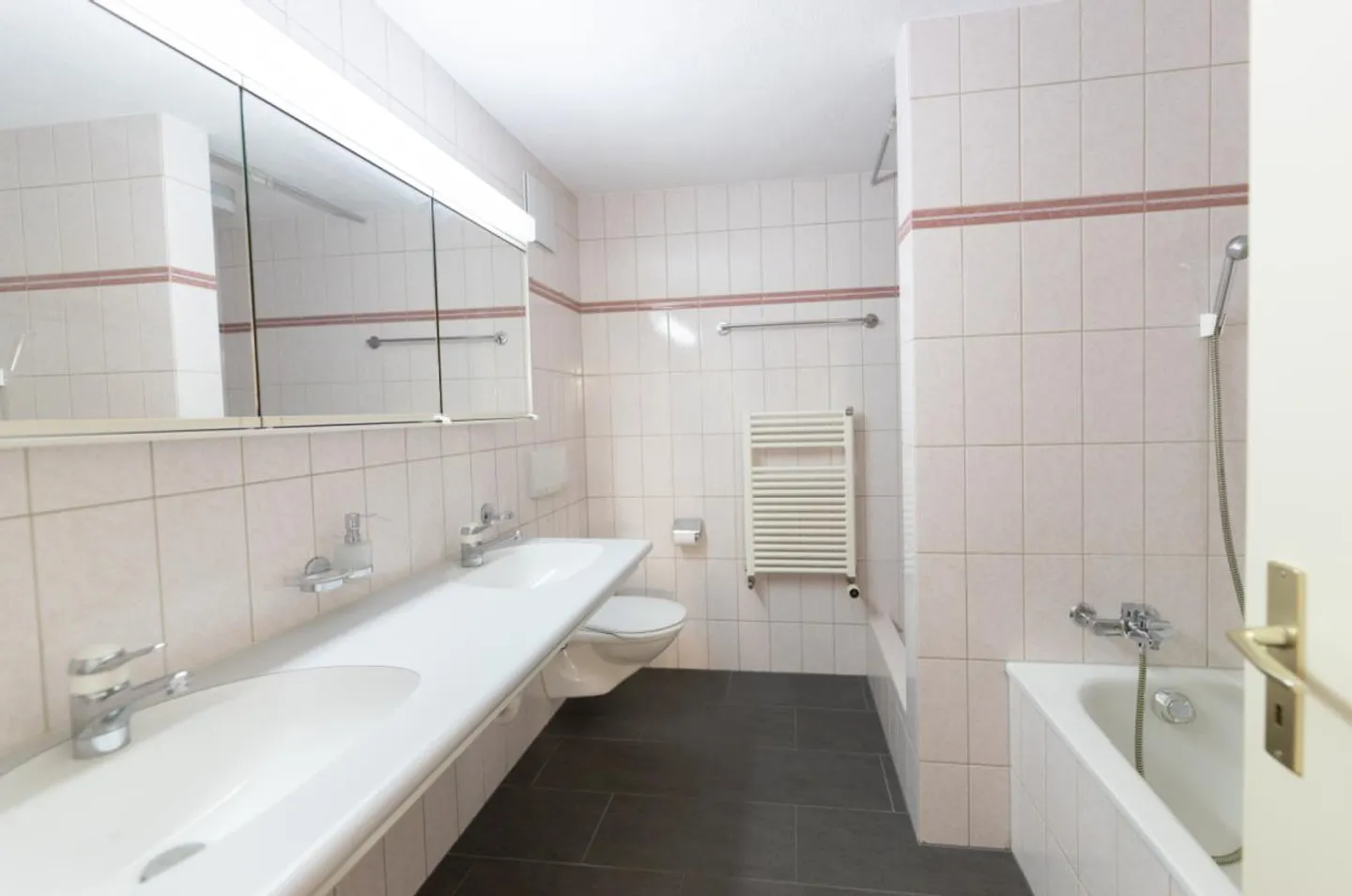 Belle appartement avec terrasse dans un endroit calme - Photo 3 sur 9