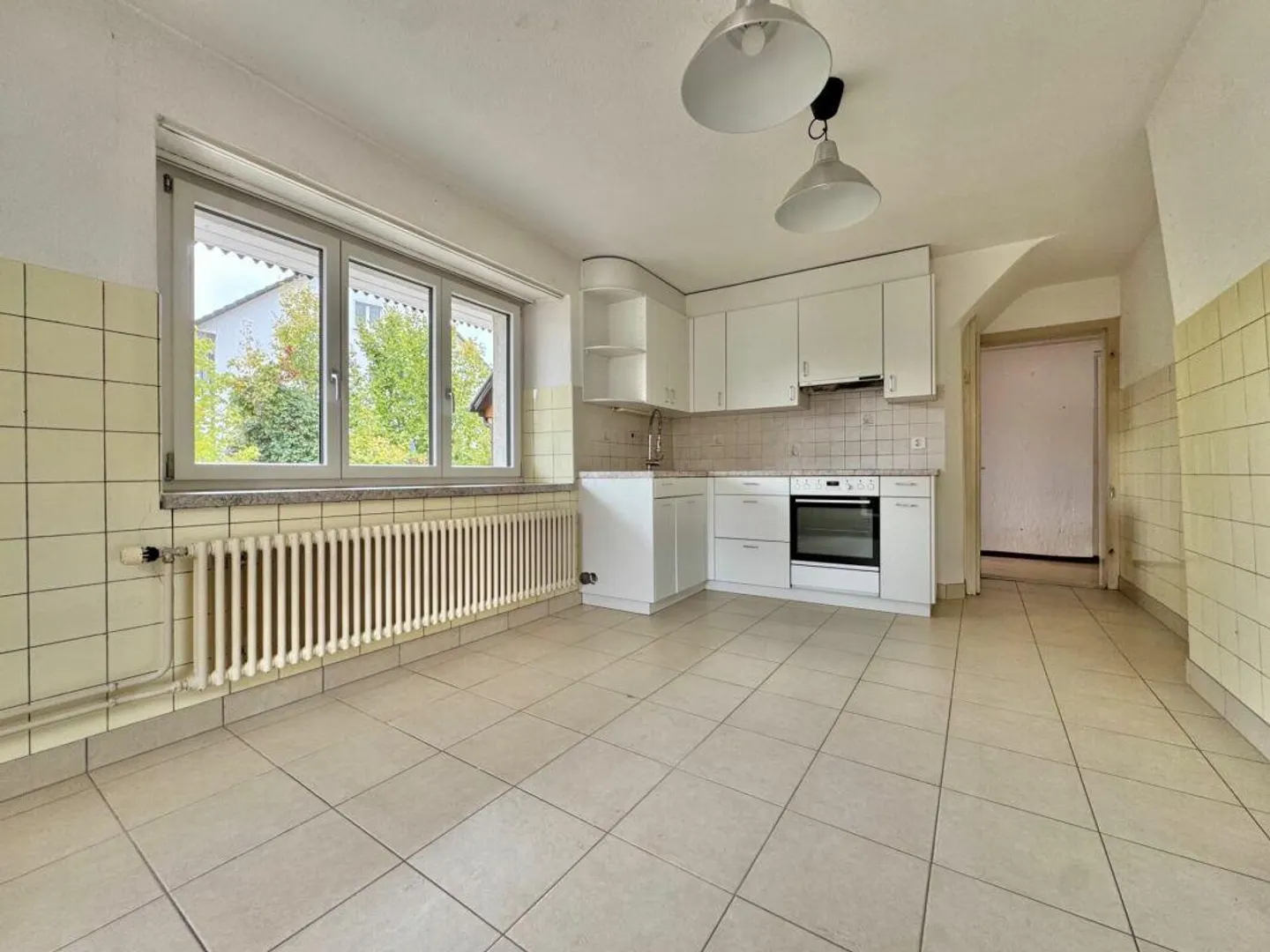 Plenty of space for your living ideas - End row house with potential for design - Photo 5 of 19