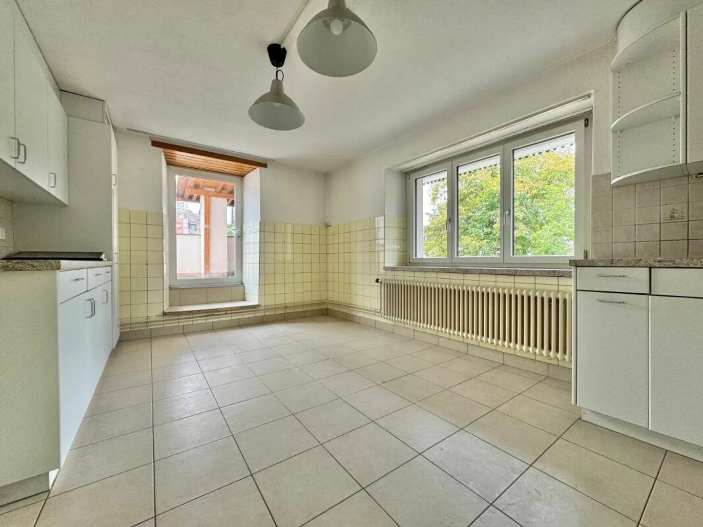 Plenty of space for your living ideas - End row house with potential for design - Photo 6 of 19