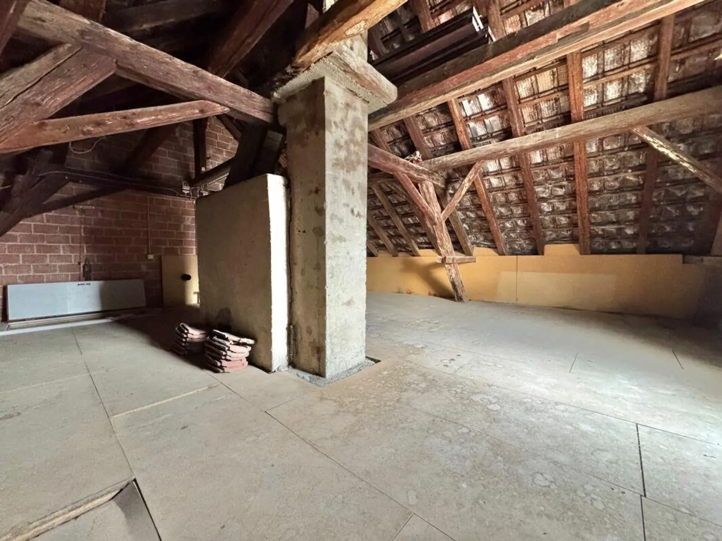 Plenty of space for your living ideas - End row house with potential for design - Photo 16 of 19