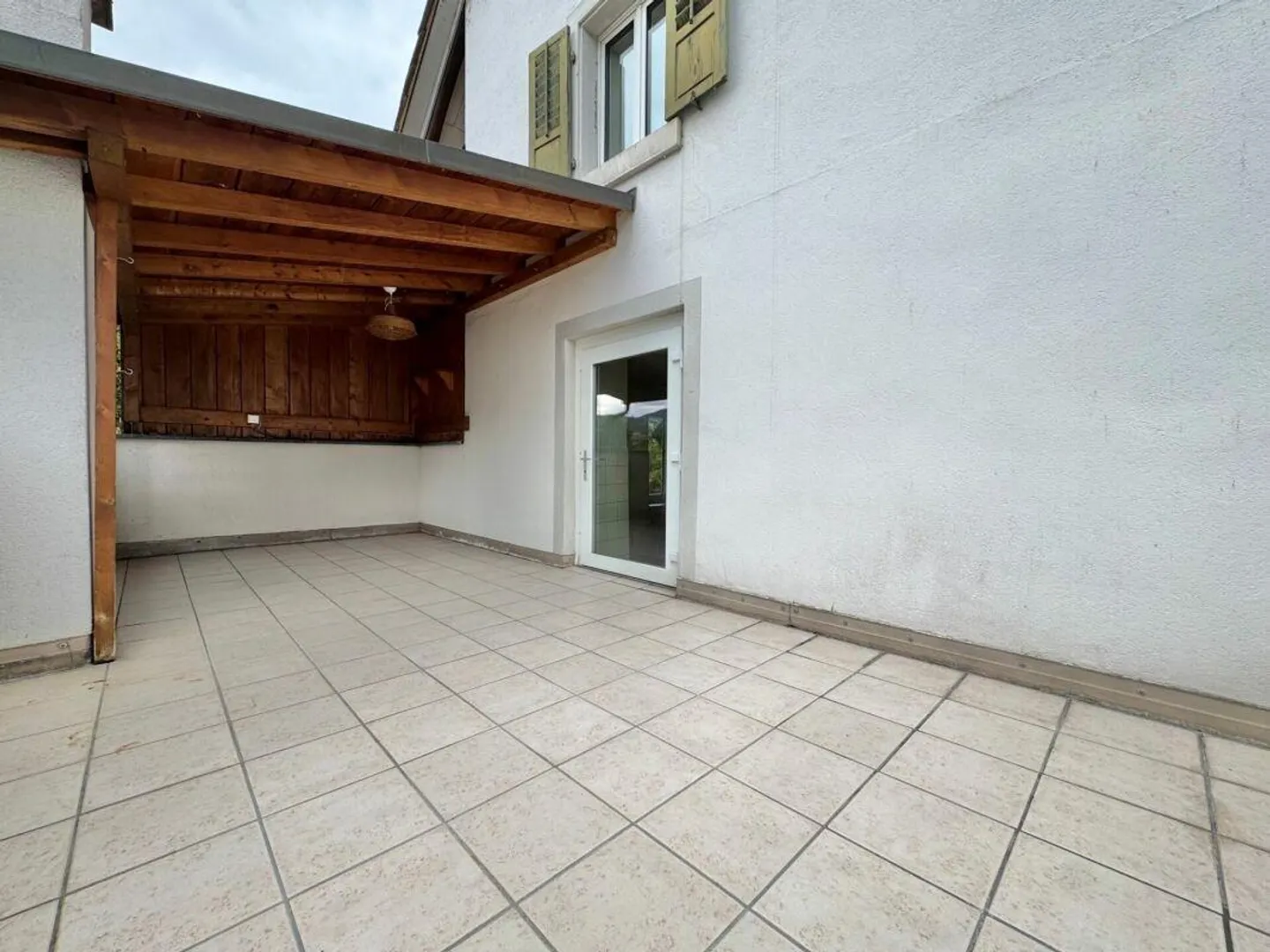 Plenty of space for your living ideas - End row house with potential for design - Photo 9 of 19