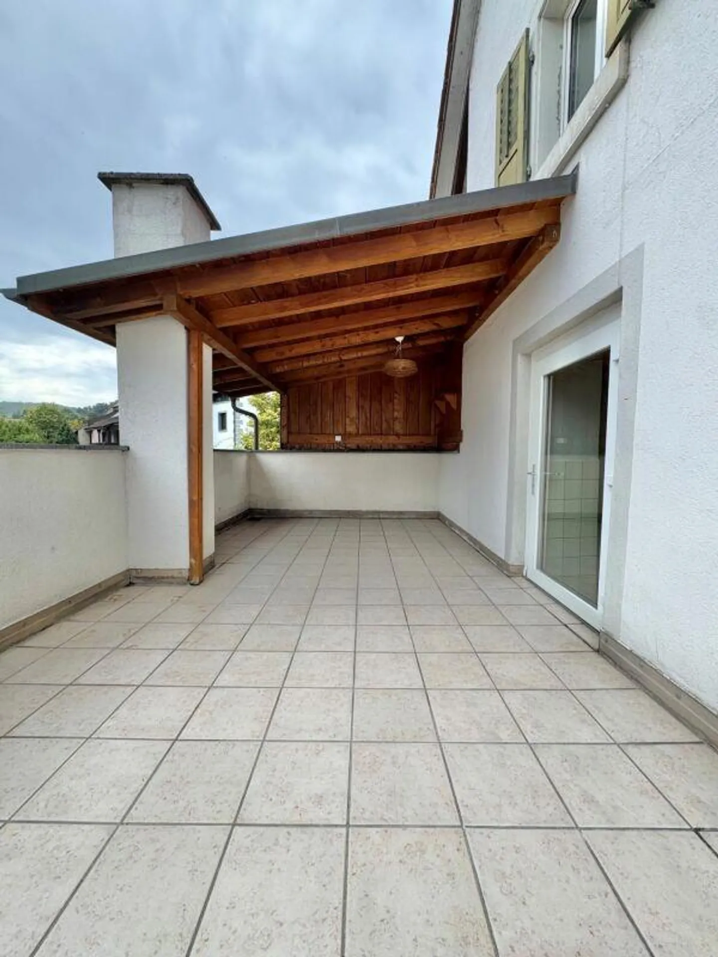 Plenty of space for your living ideas - End row house with potential for design - Photo 10 of 19
