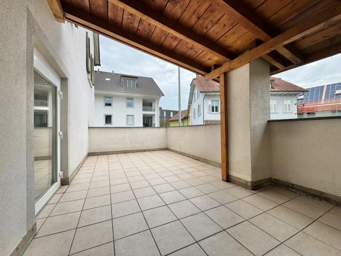 Plenty of space for your living ideas - End row house with potential for design - Photo 11 of 19