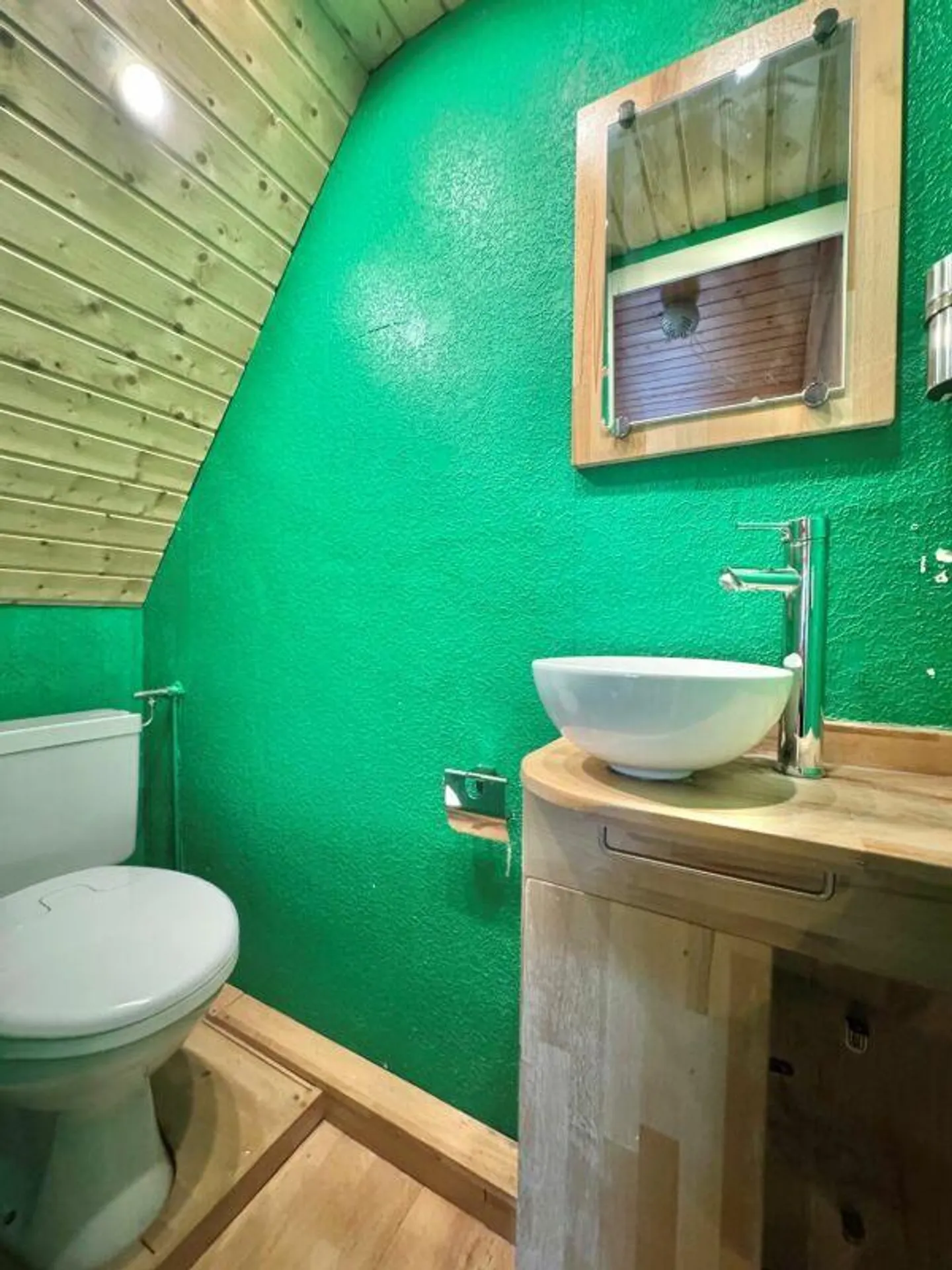 Plenty of space for your living ideas - End row house with potential for design - Photo 18 of 19