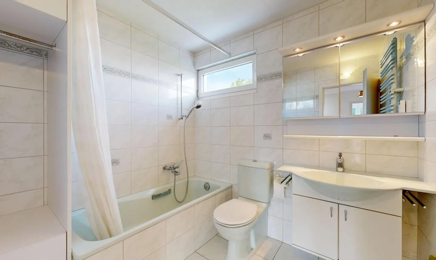 Charmantes 4.5-Zimmer-Eckhaus mit Cheminéehaus und viel Privatsphäre - Foto 8 von 11