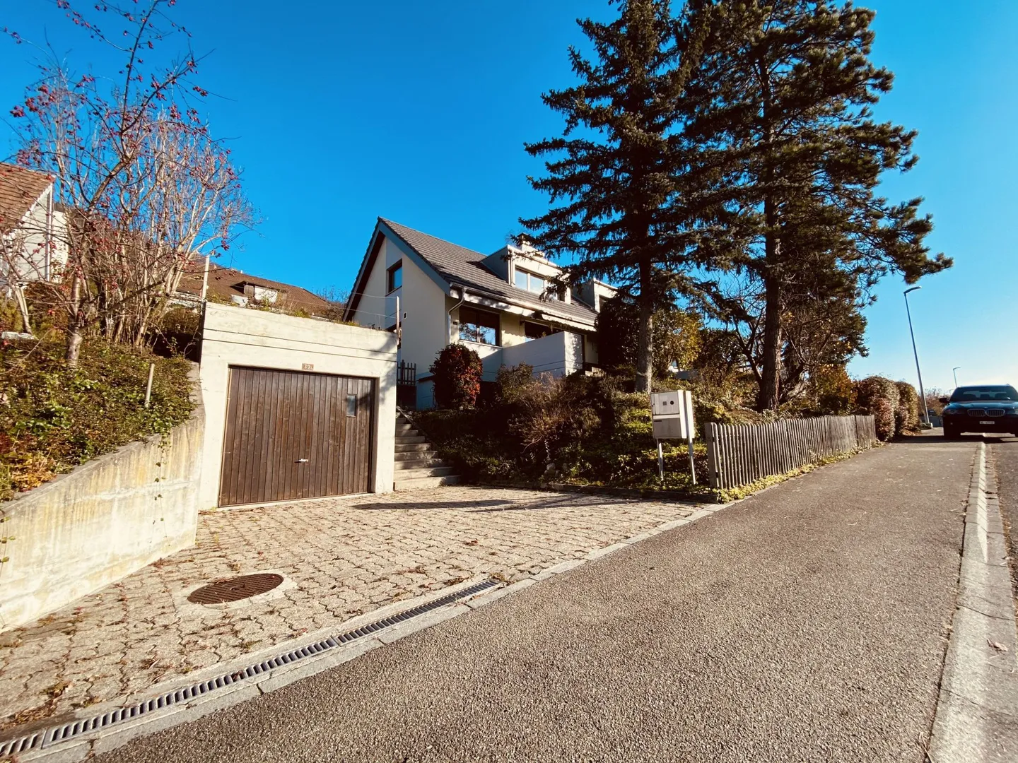 Maison jumelée de 5,5 pièces bien entretenue avec jardin, garage et place de parking - Photo 1 sur 16