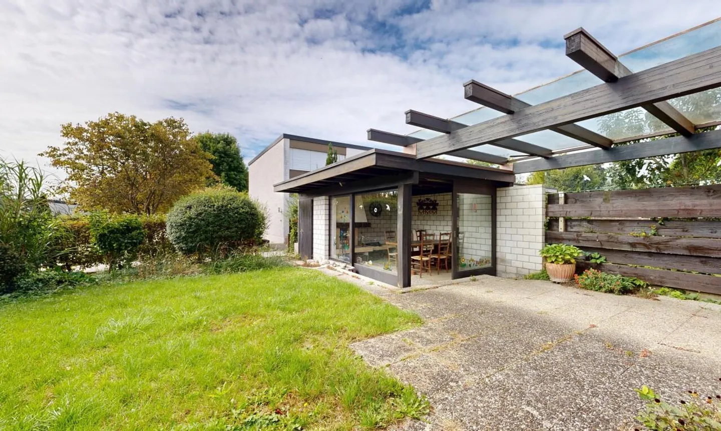 Charmantes 4.5-Zimmer-Eckhaus mit Cheminéehaus und viel Privatsphäre - Foto 10 von 11