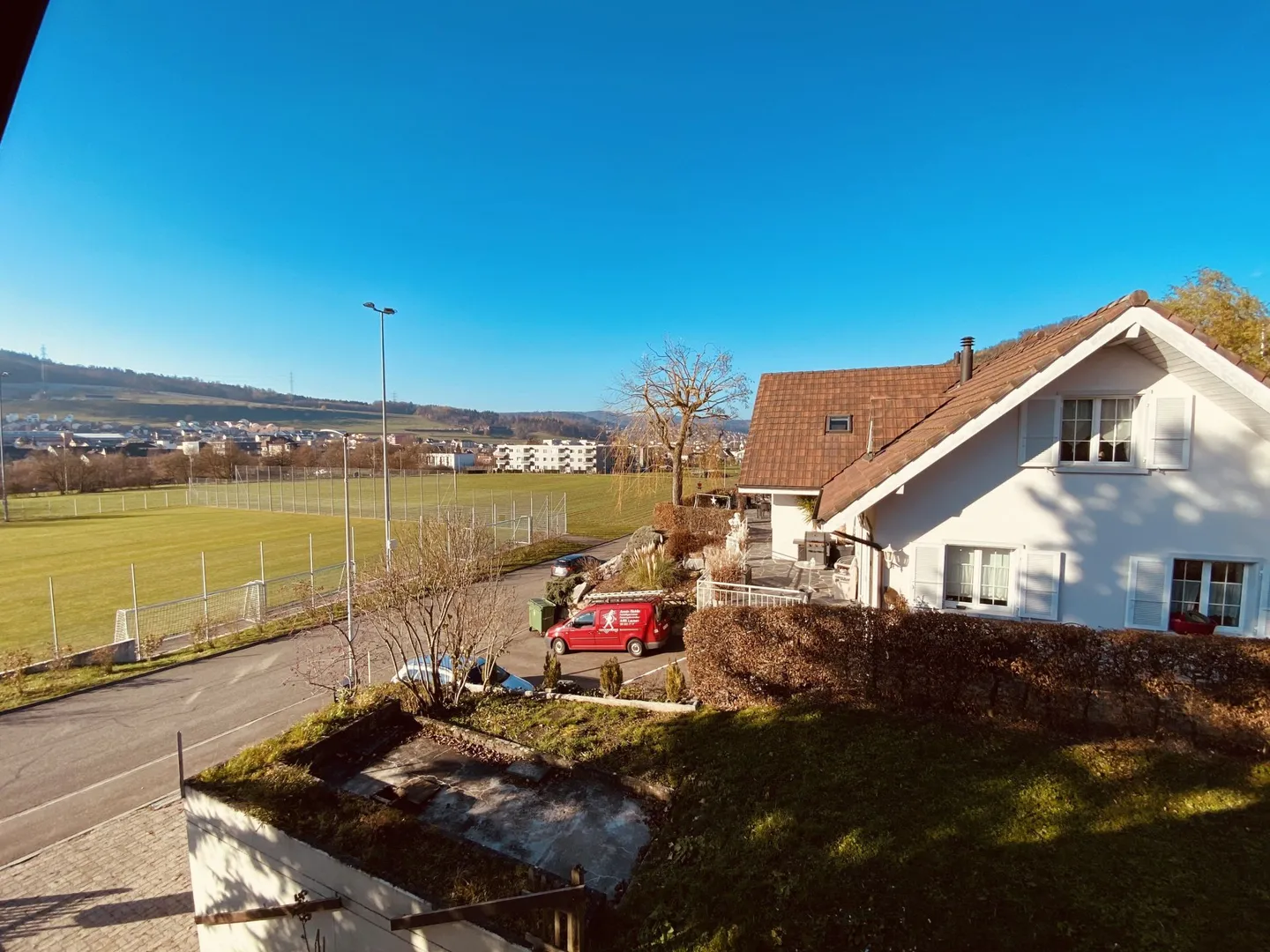 Maison jumelée de 5,5 pièces bien entretenue avec jardin, garage et place de parking - Photo 2 sur 16