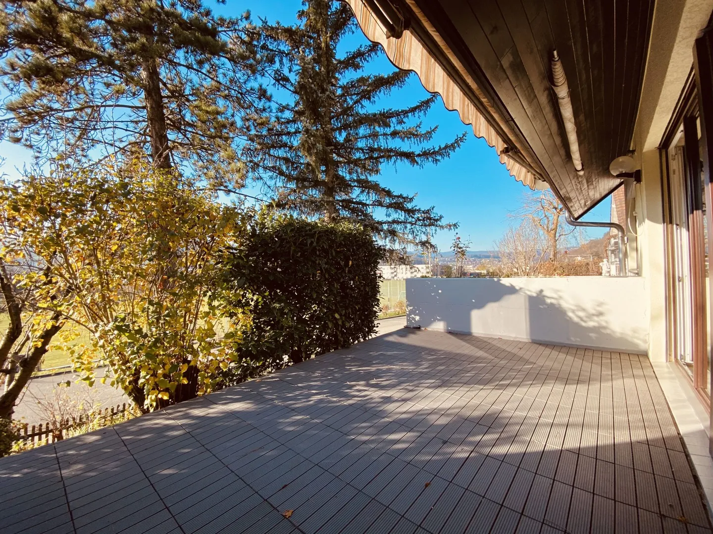 Maison jumelée de 5,5 pièces bien entretenue avec jardin, garage et place de parking - Photo 3 sur 16