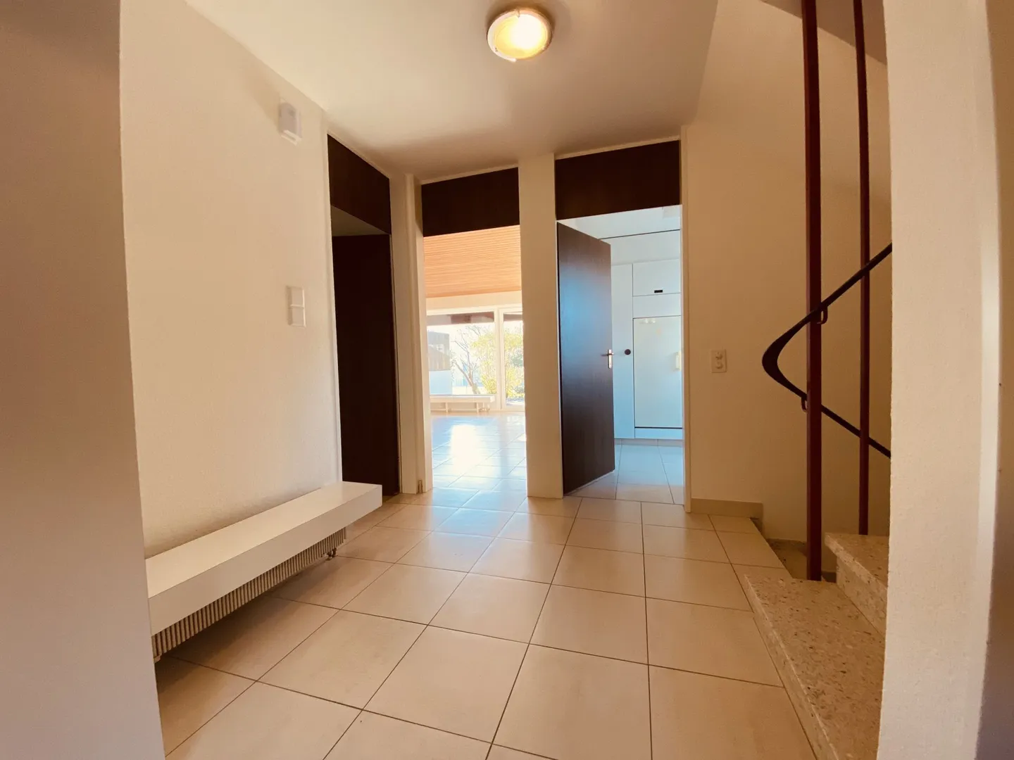 Maison jumelée de 5,5 pièces bien entretenue avec jardin, garage et place de parking - Photo 4 sur 16