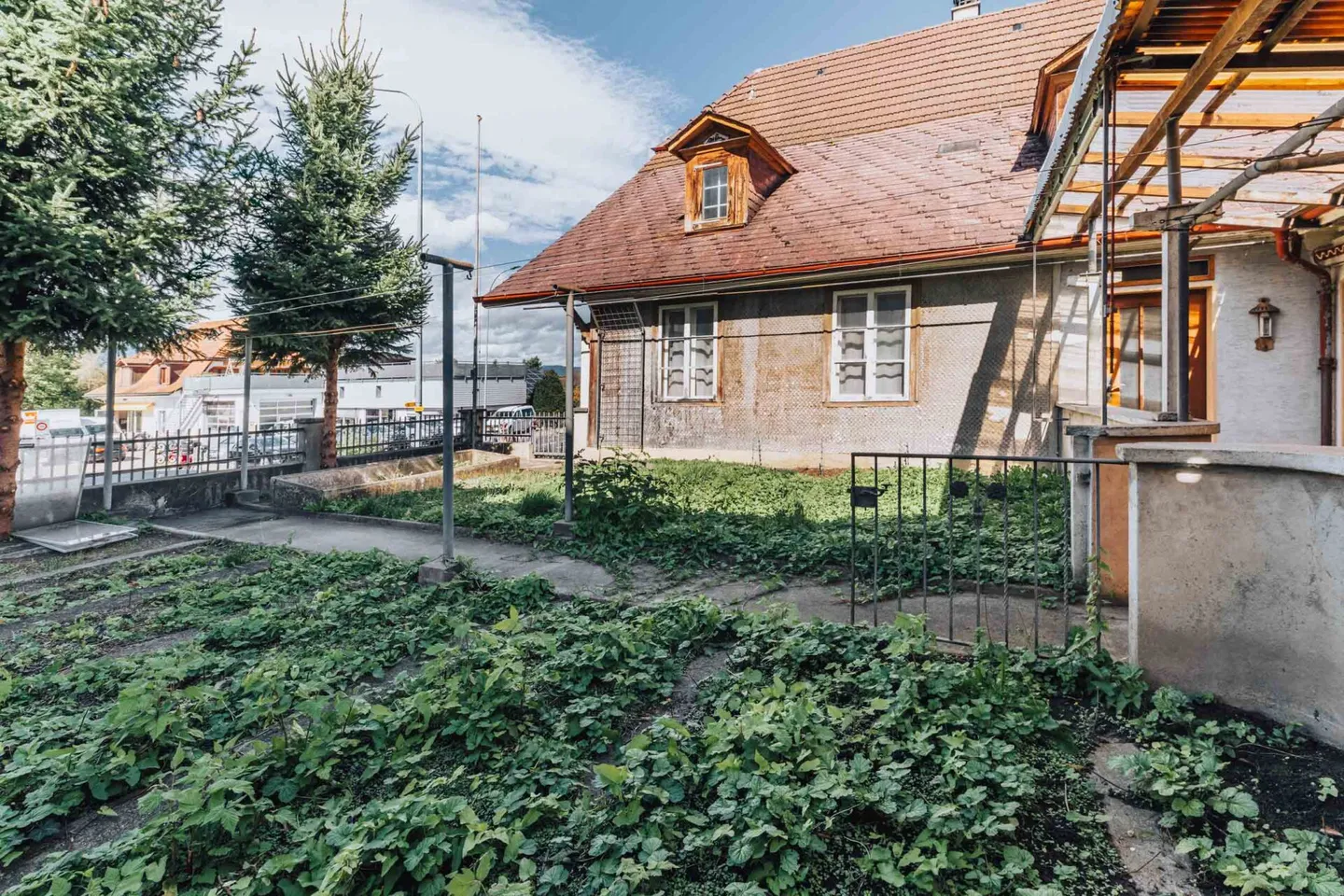 Wohn- und Geschäftshaus mit Sanierungspotenzial - Foto 3 von 10