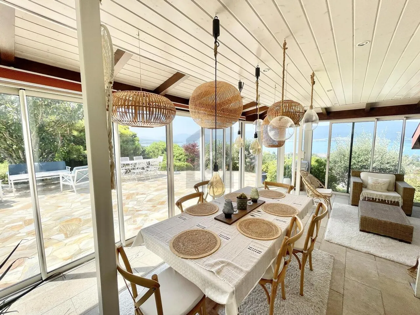 Proprietà eccezionale con vista lago imperdibile e piscina - Foto 3 di 6