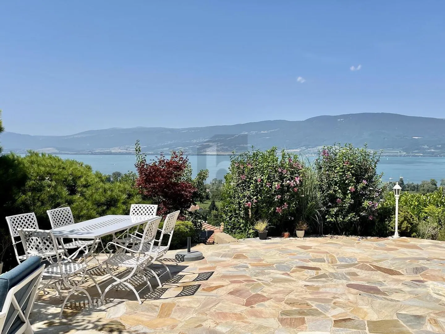 Proprietà eccezionale con vista lago imperdibile e piscina - Foto 2 di 6