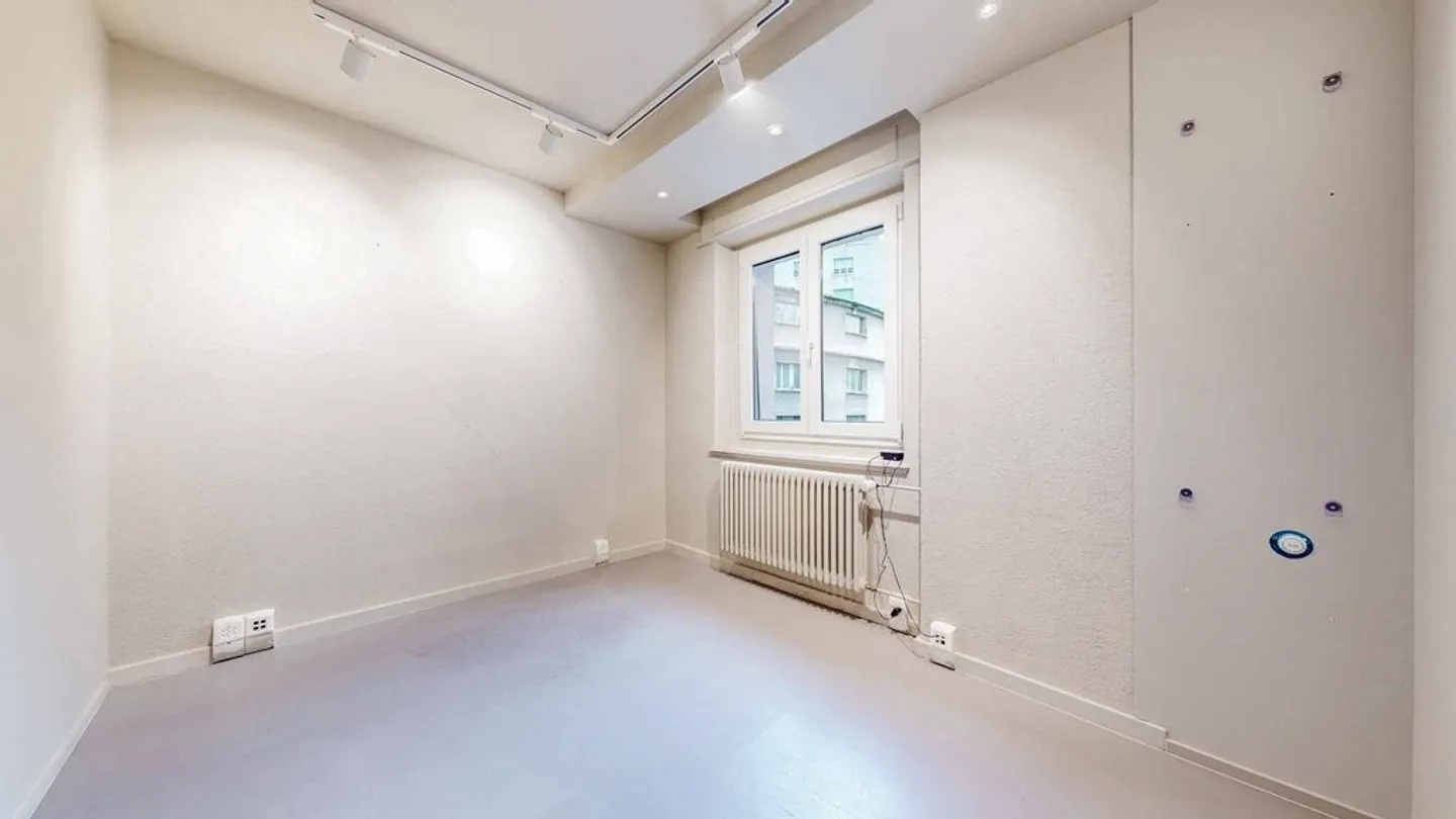 Surface de vente avec vitrine d'environ 85 m2 - Photo 9 sur 12