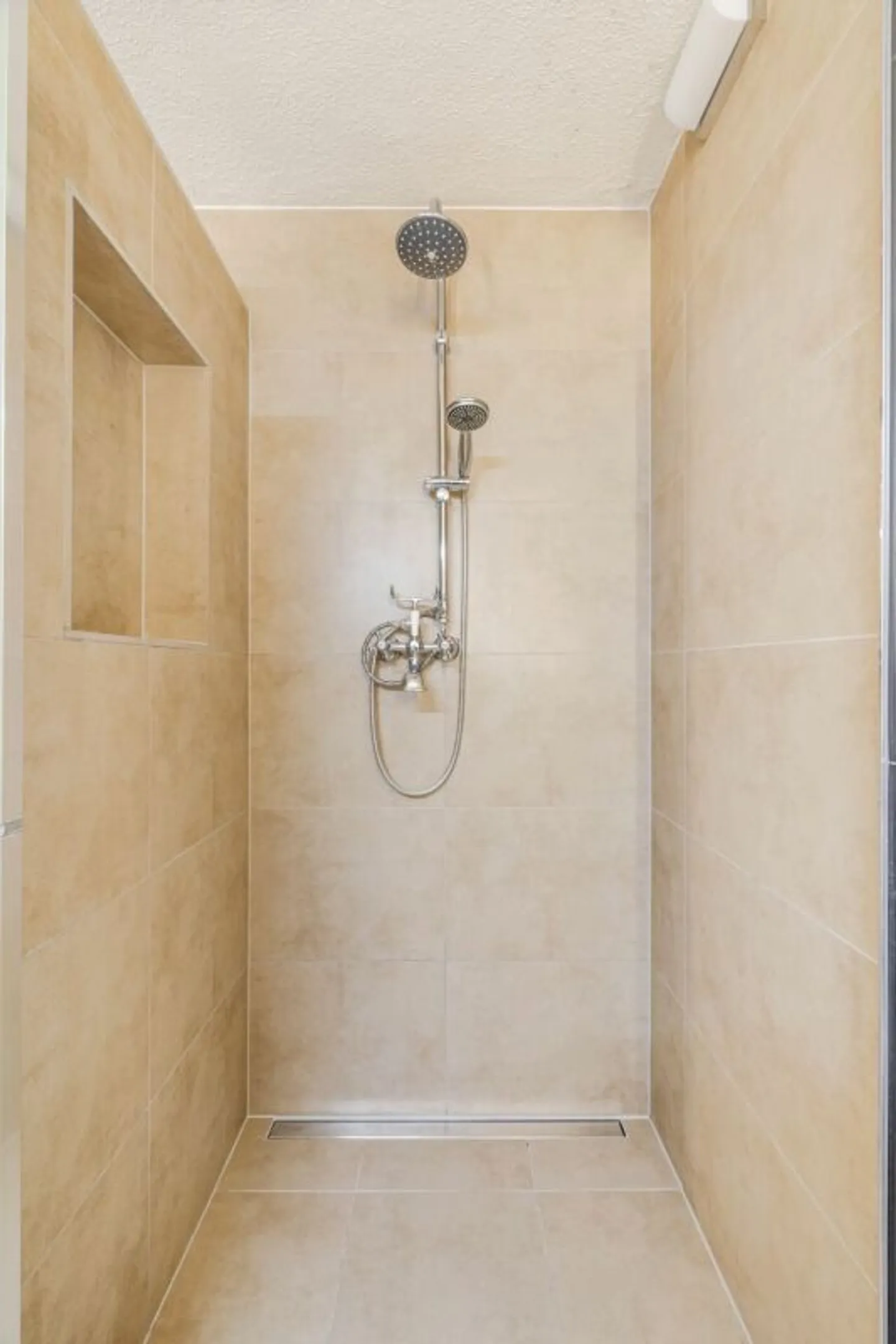 Modern Family Paradise in a Quiet Location - 7.5 Rooms, High-Quality Equipment and Minimal Additional Costs - Photo 4 of 15