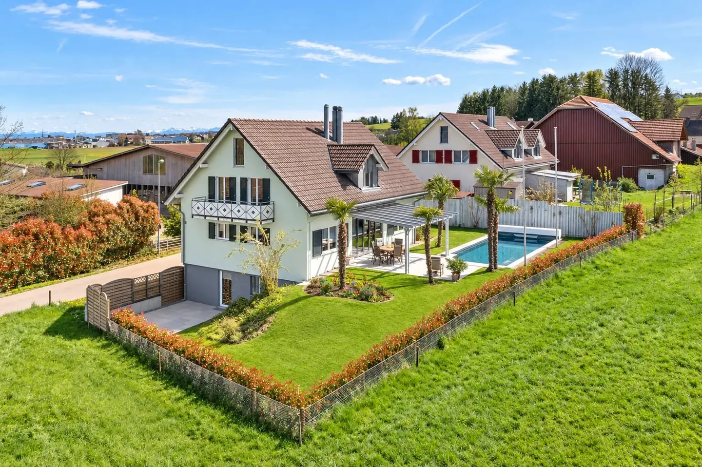 Maison familiale rénovée avec piscine - Photo 1 sur 13
