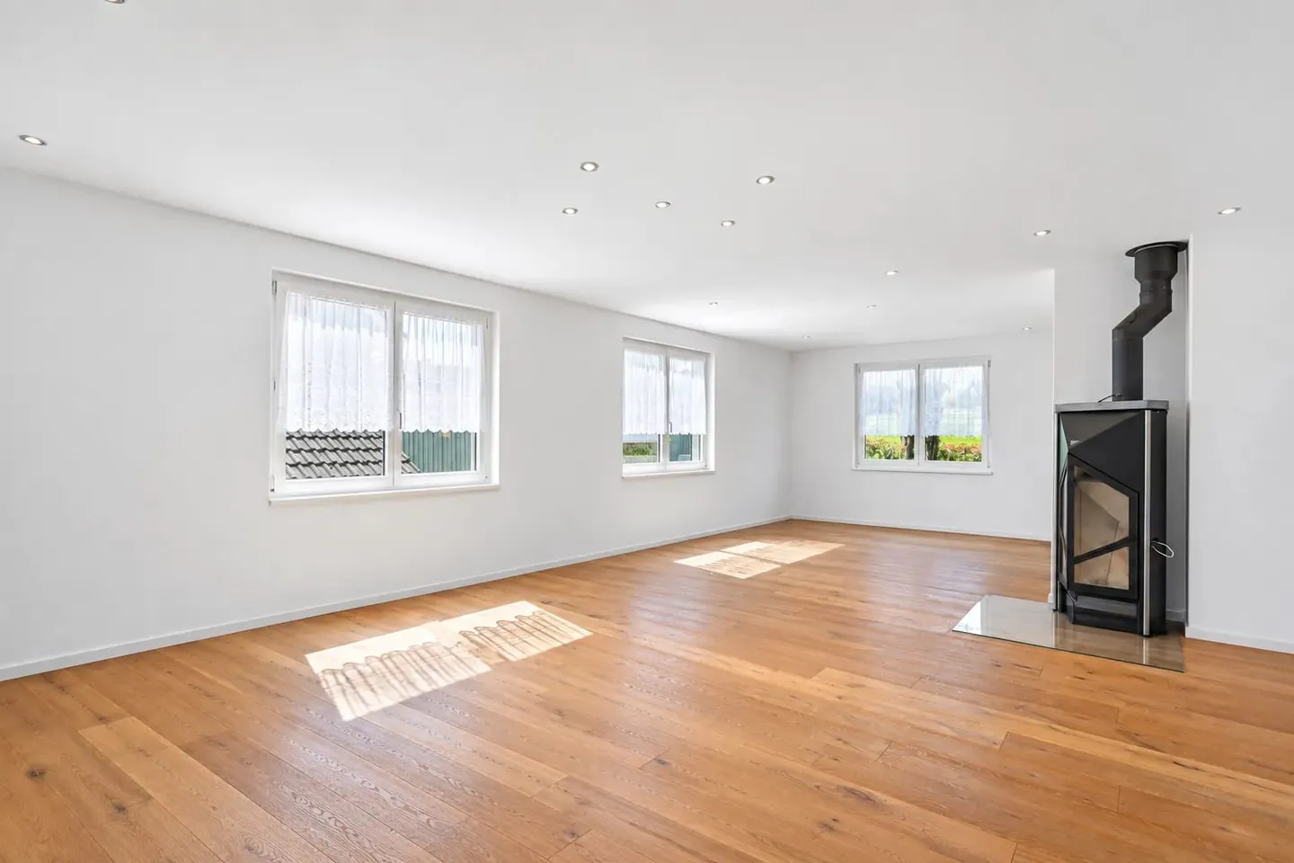 Maison familiale rénovée avec piscine - Photo 3 sur 13