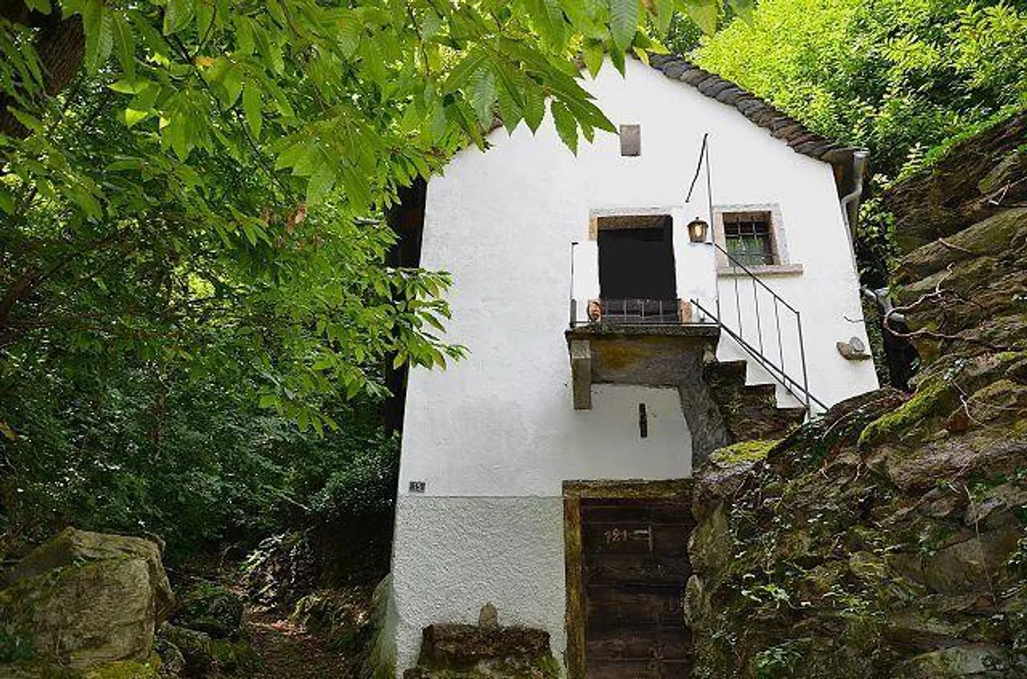 Rustico di 2,5 loc. in mezzo al verde, molto tranquilla e soleggiata, con bella vista - Foto 1 di 26