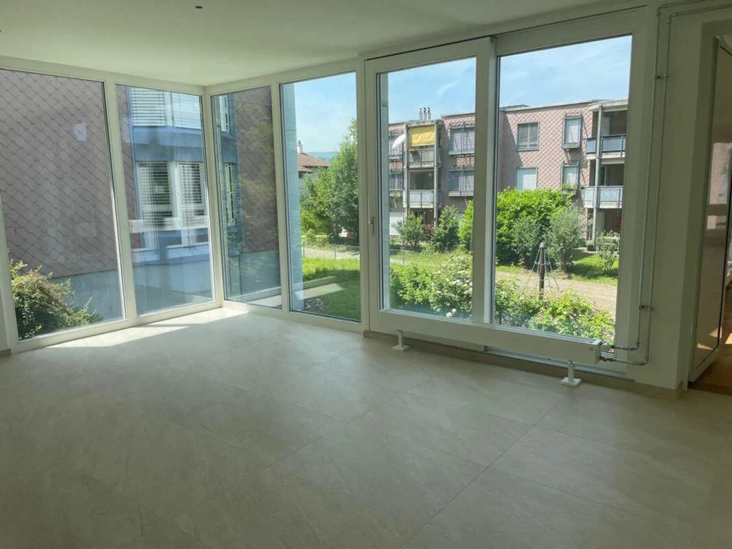 Sonnig, ruhig und mit grossem gedeckten Sitzplatz und Gartenanteil - Foto 6 von 13