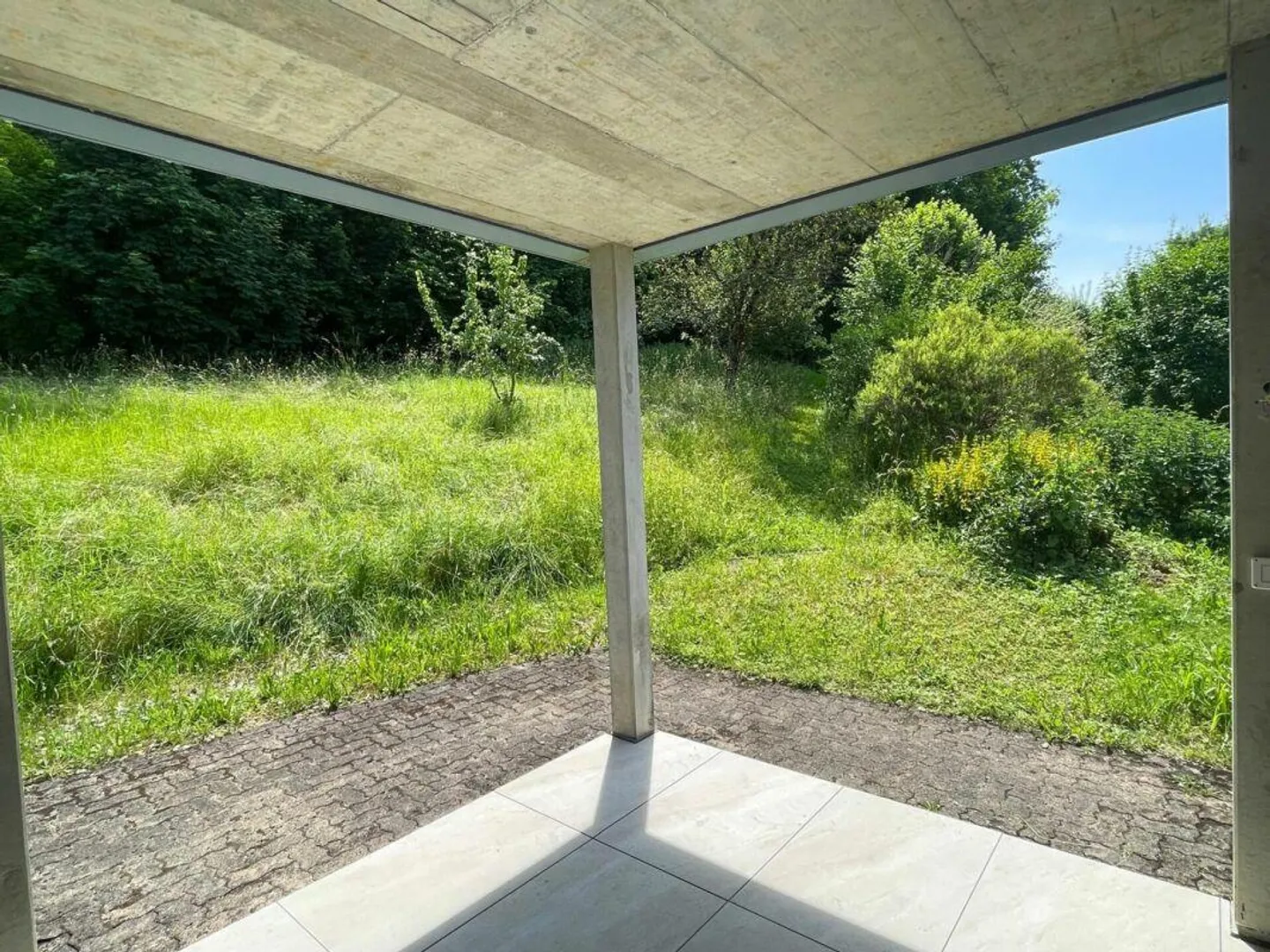 Sonnig, ruhig und mit grossem gedeckten Sitzplatz und Gartenanteil - Foto 12 von 13