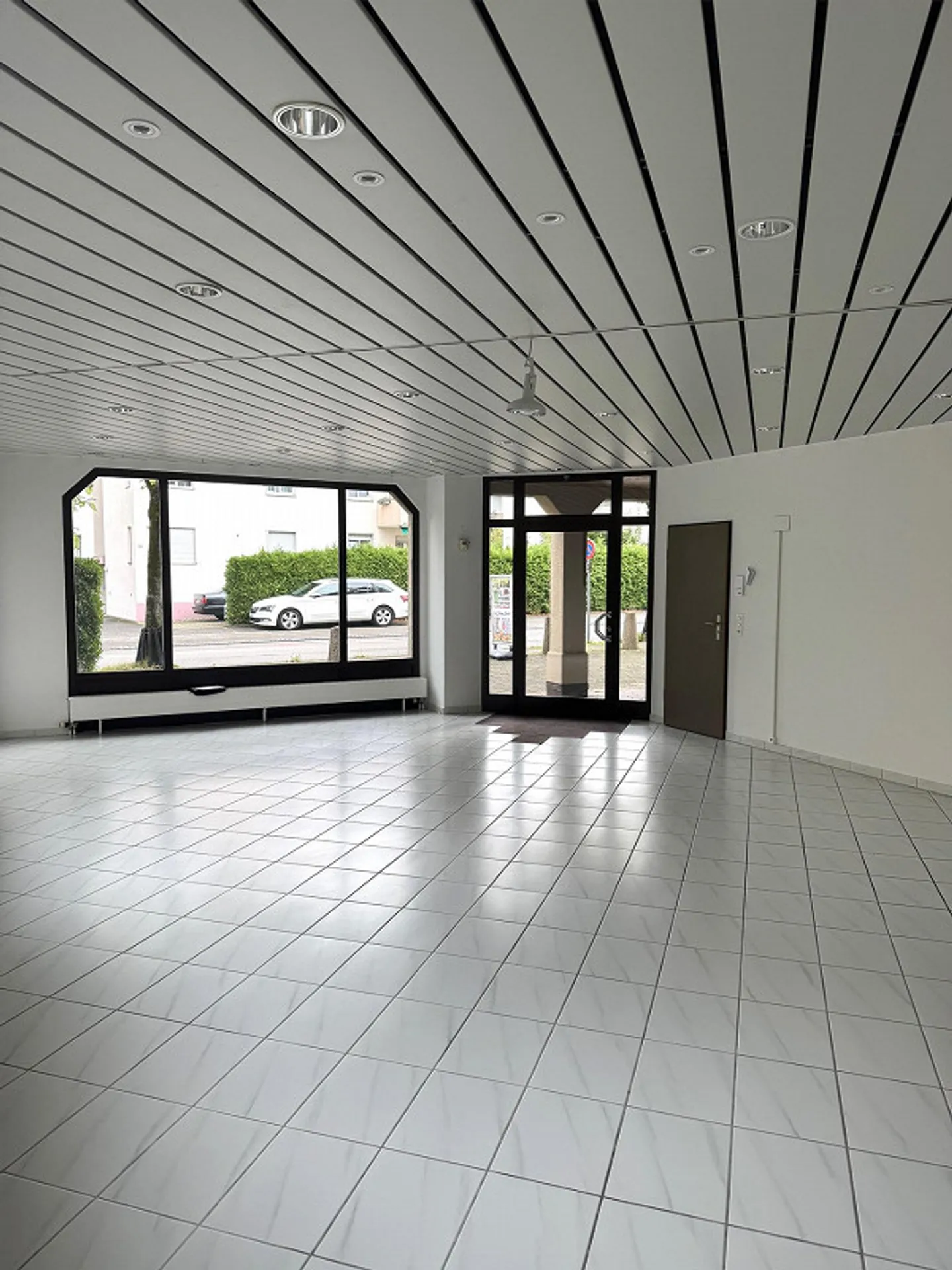 Espace commercial lumineux à louer à Dübendorf - Photo 3 sur 8