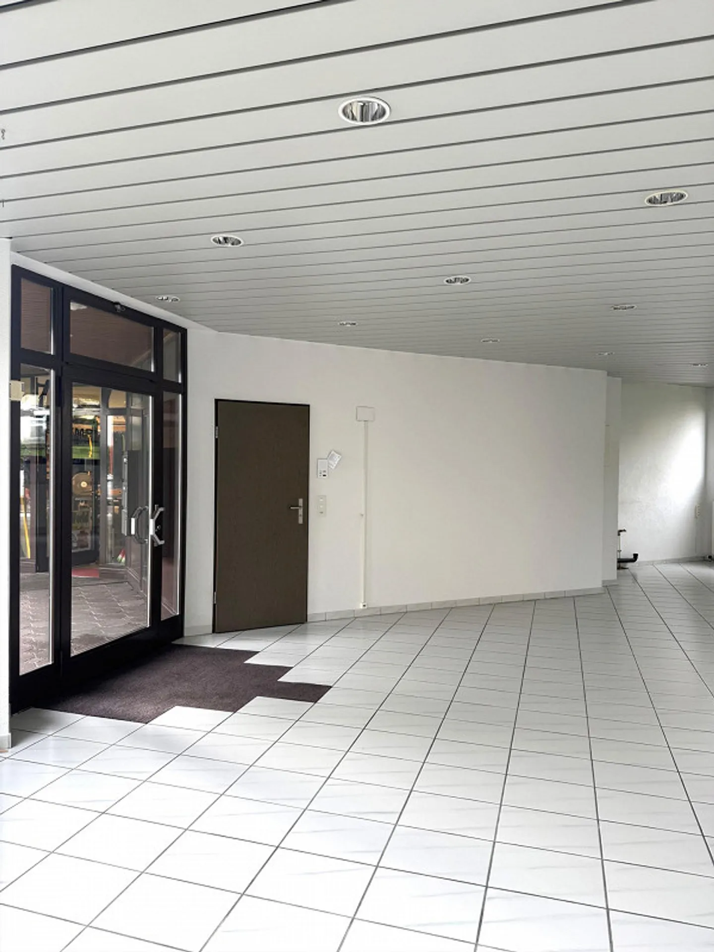 Espace commercial lumineux à louer à Dübendorf - Photo 2 sur 8