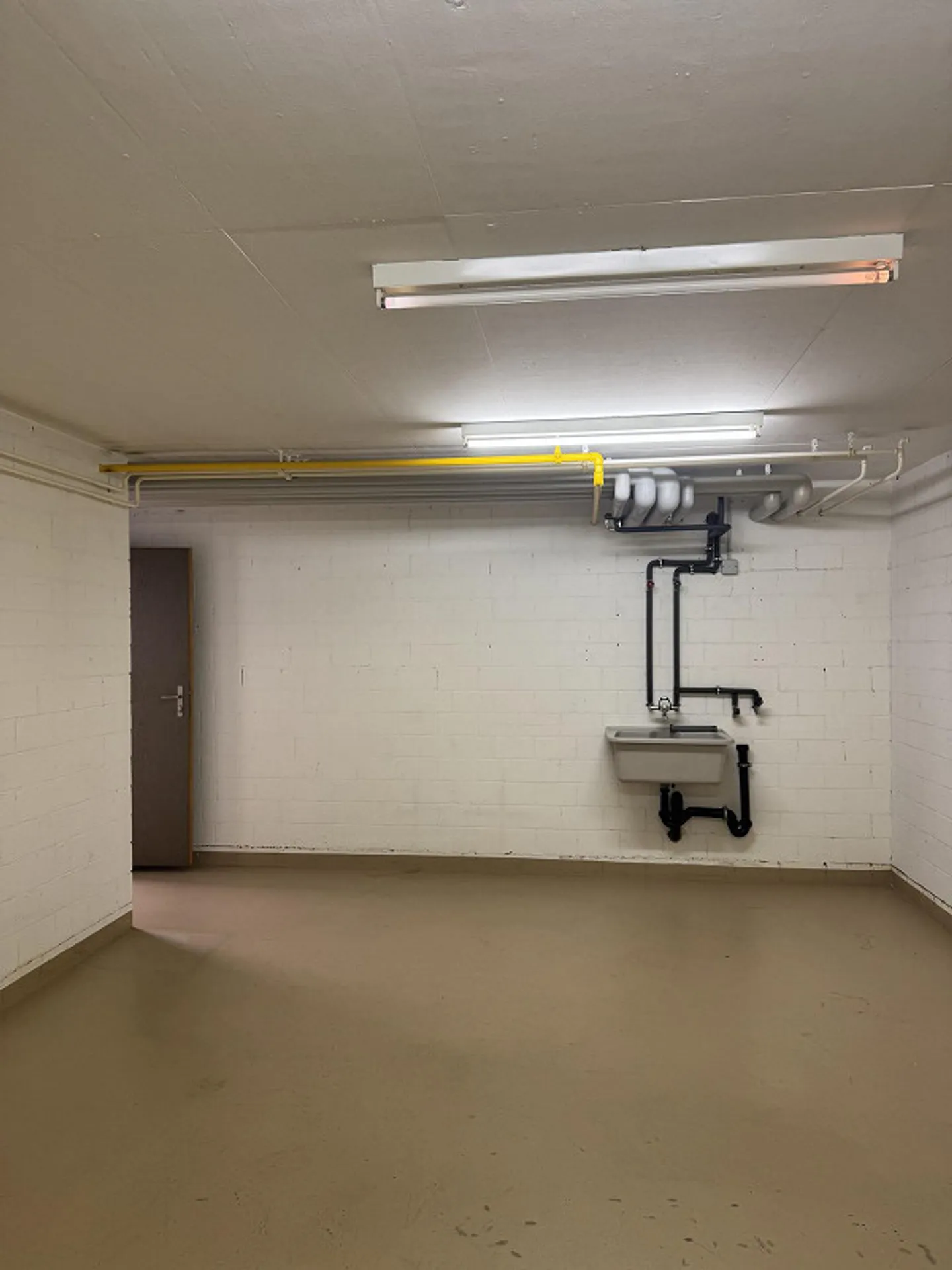 Espace commercial lumineux à louer à Dübendorf - Photo 6 sur 8