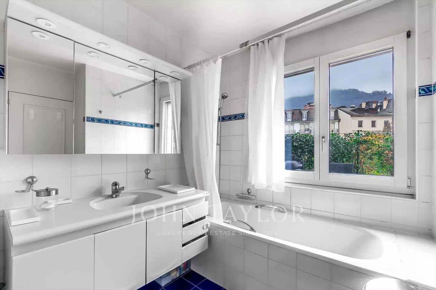 Superbe appartement en première ligne des rives du lac - Photo 9 sur 10