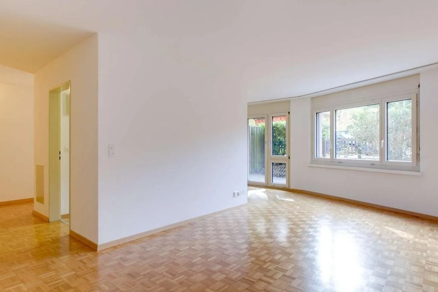 Bright apartment with a view of greenery - Photo 2 of 8