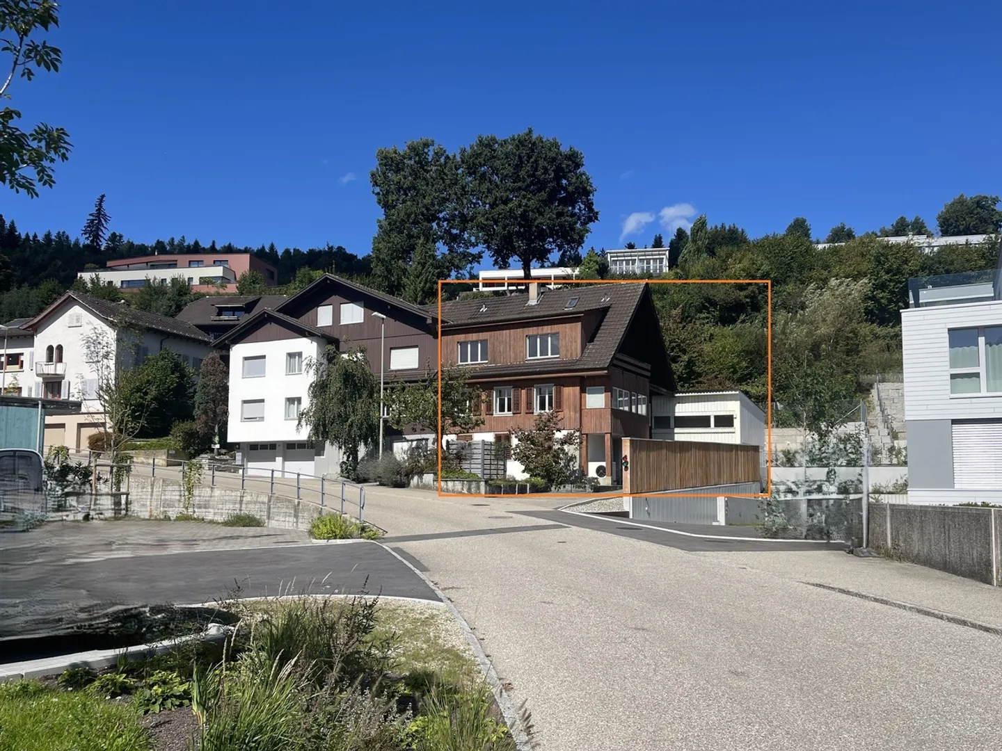 Casa unifamiliare con appartamento separato - adatta alle famiglie e centrale - Foto 1 di 12