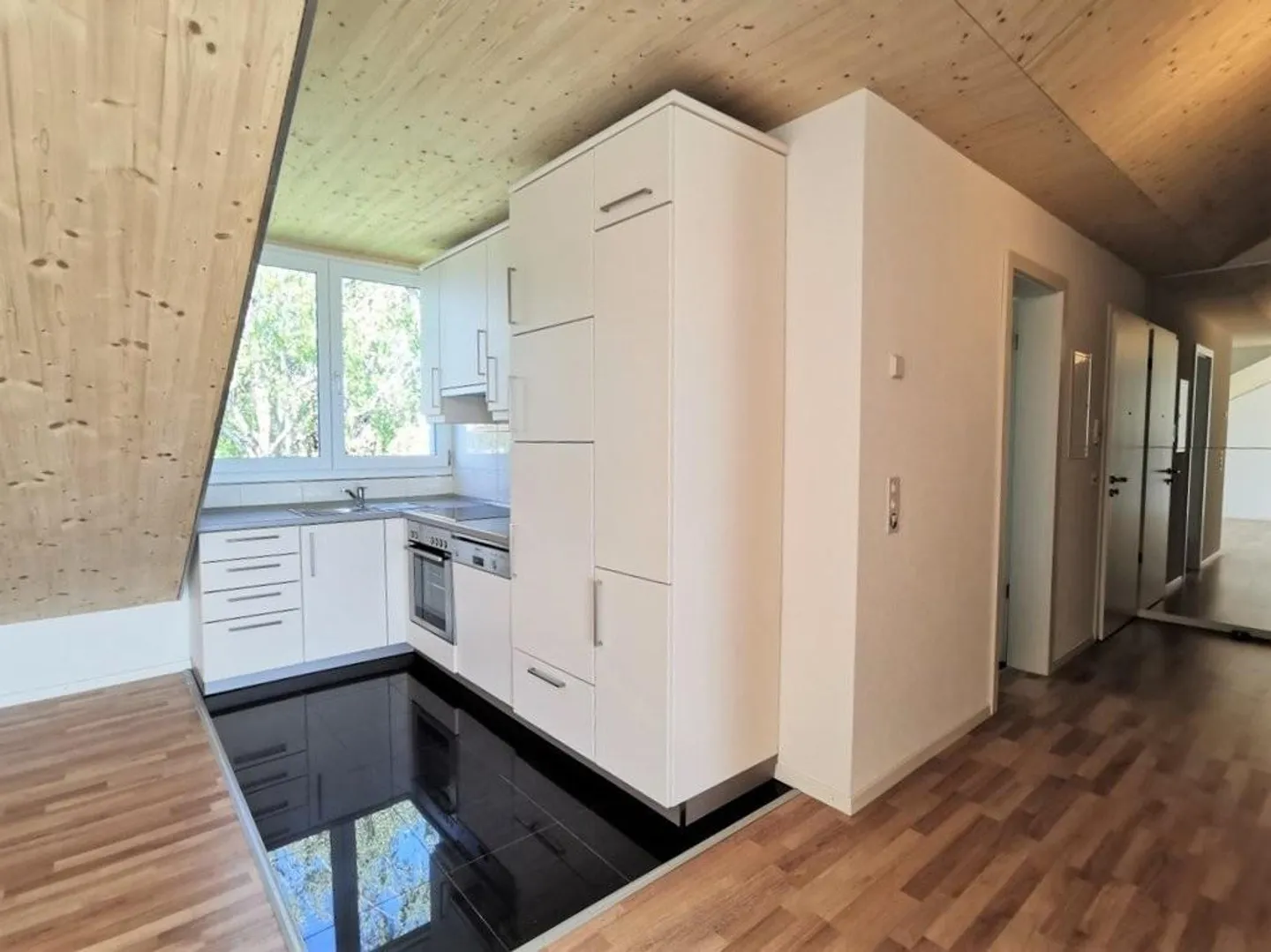 2.5 Zimmer-Dachwohnung mit grosszügigem Balkon zu vermieten - Foto 1 von 5