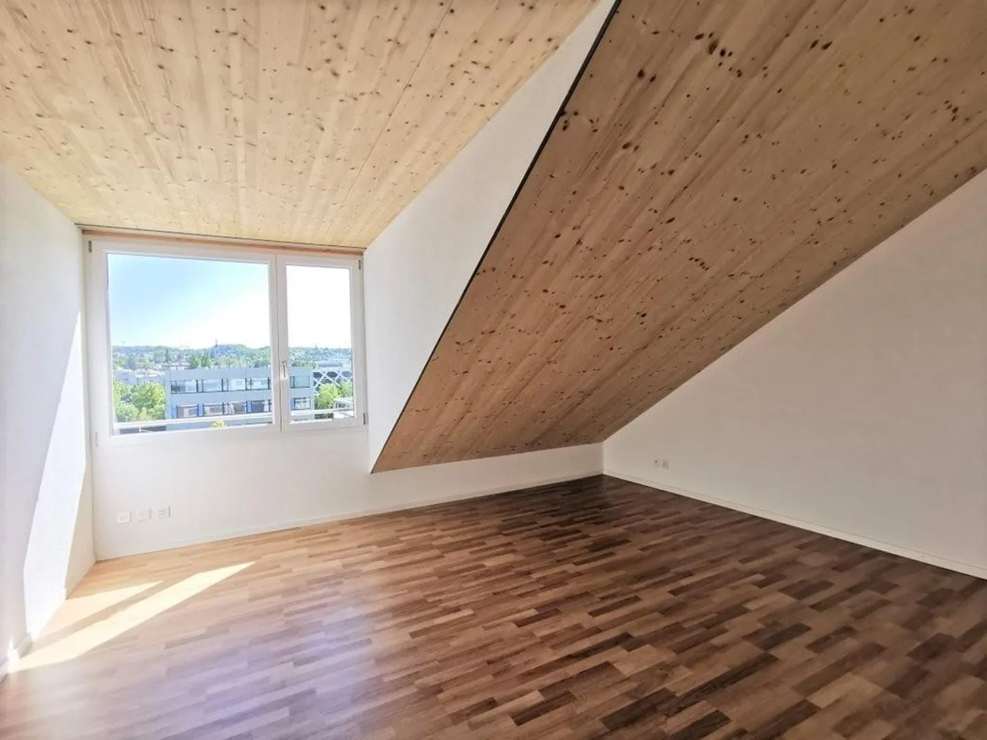 2.5 Zimmer-Dachwohnung mit grosszügigem Balkon zu vermieten - Foto 2 von 5