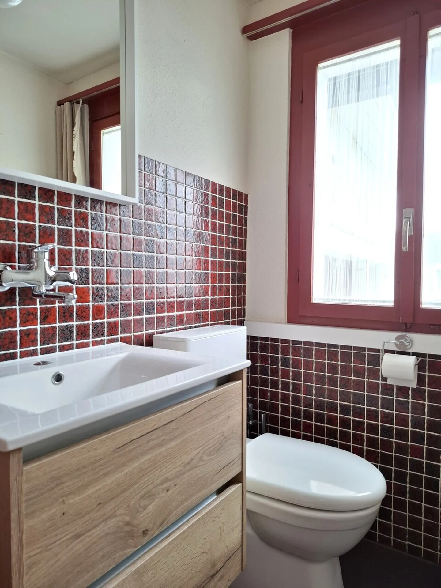 Casa unifamiliare con appartamento separato - adatta alle famiglie e centrale - Foto 9 di 12