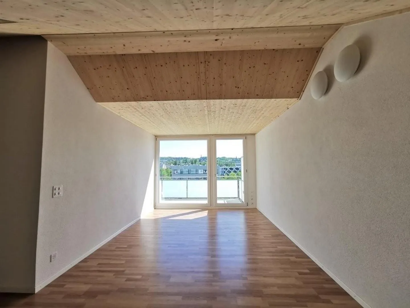 2.5 Zimmer-Dachwohnung mit grosszügigem Balkon zu vermieten - Foto 3 von 5