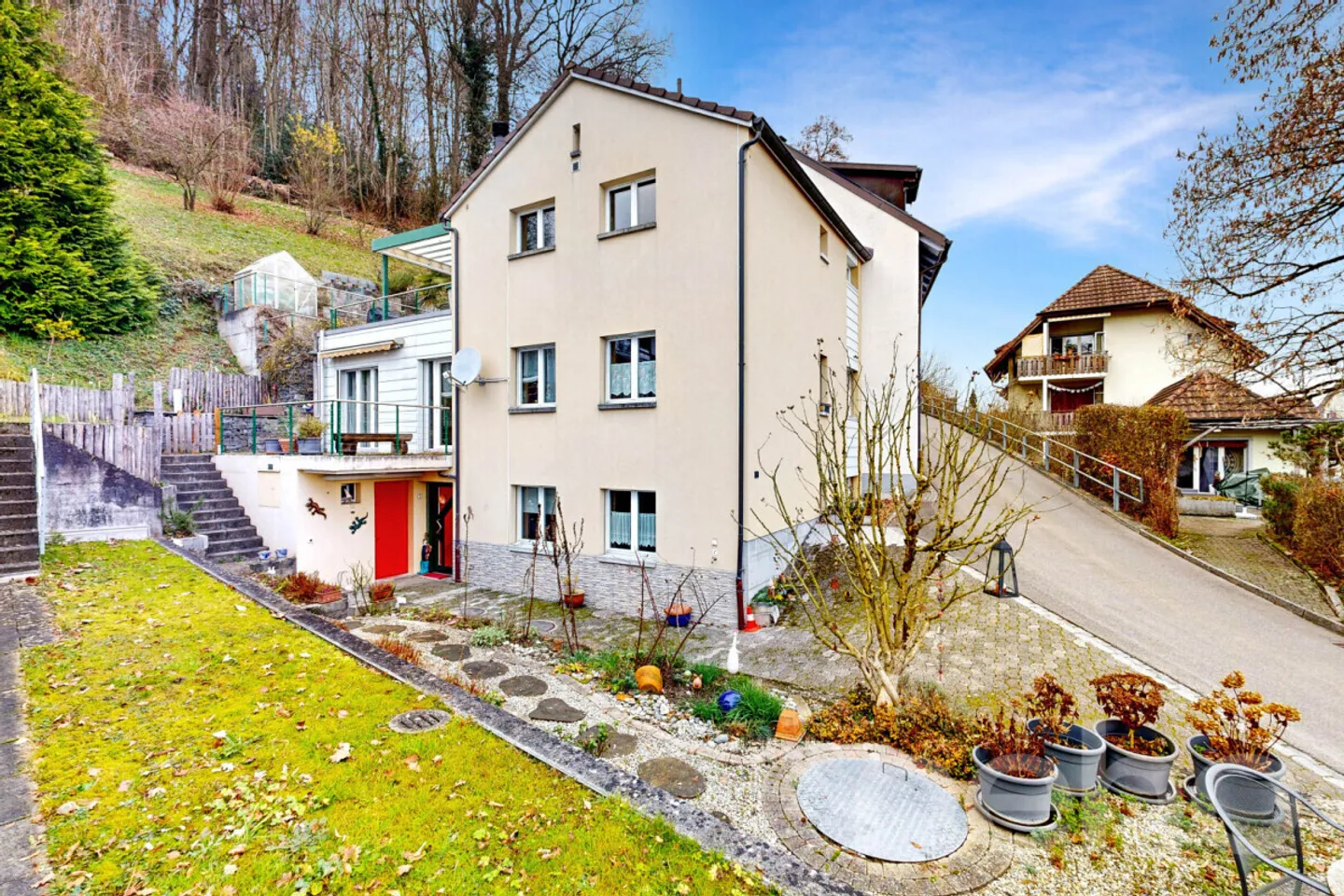 Ampia casa bifamiliare con appartamento e vista panoramica - Foto 2 di 12