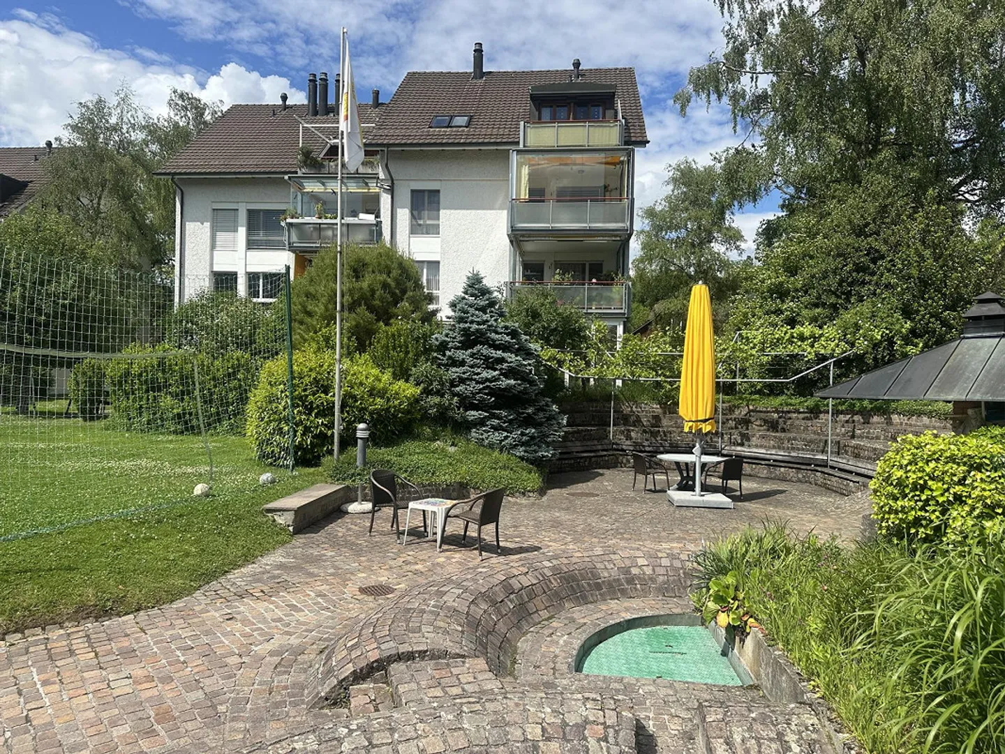 Freshly renovated 3.5 room apartment with garden seating area - Photo 1 of 14
