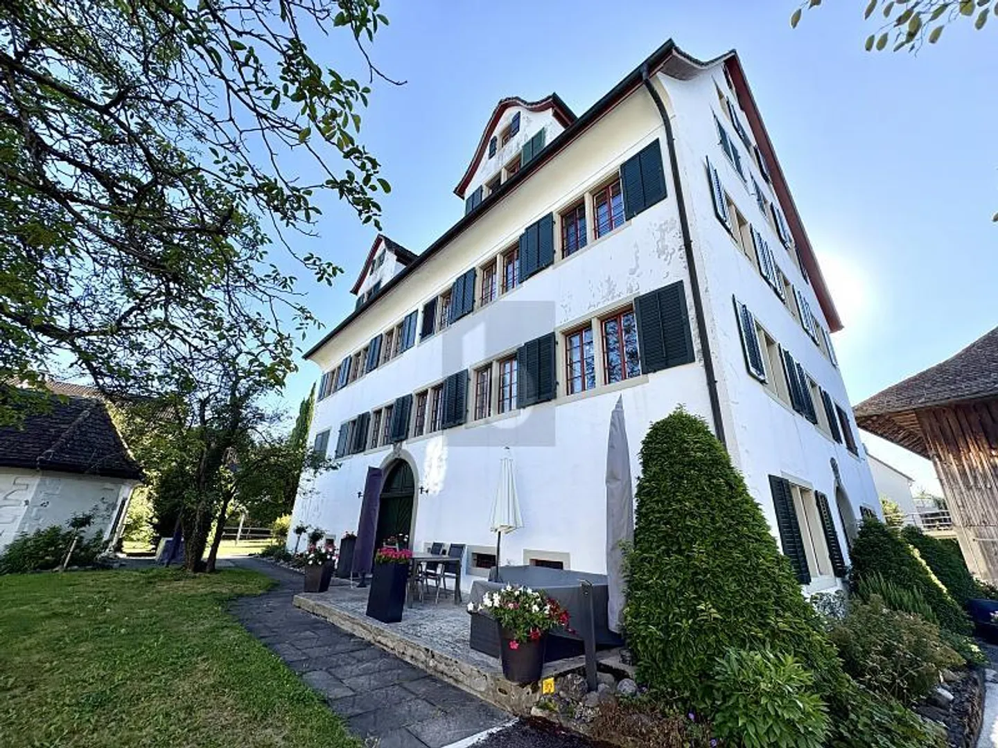 RUHIG UND GROSSZÜGIG MIT GARTENSITZPLATZ - Photo 1 sur 6