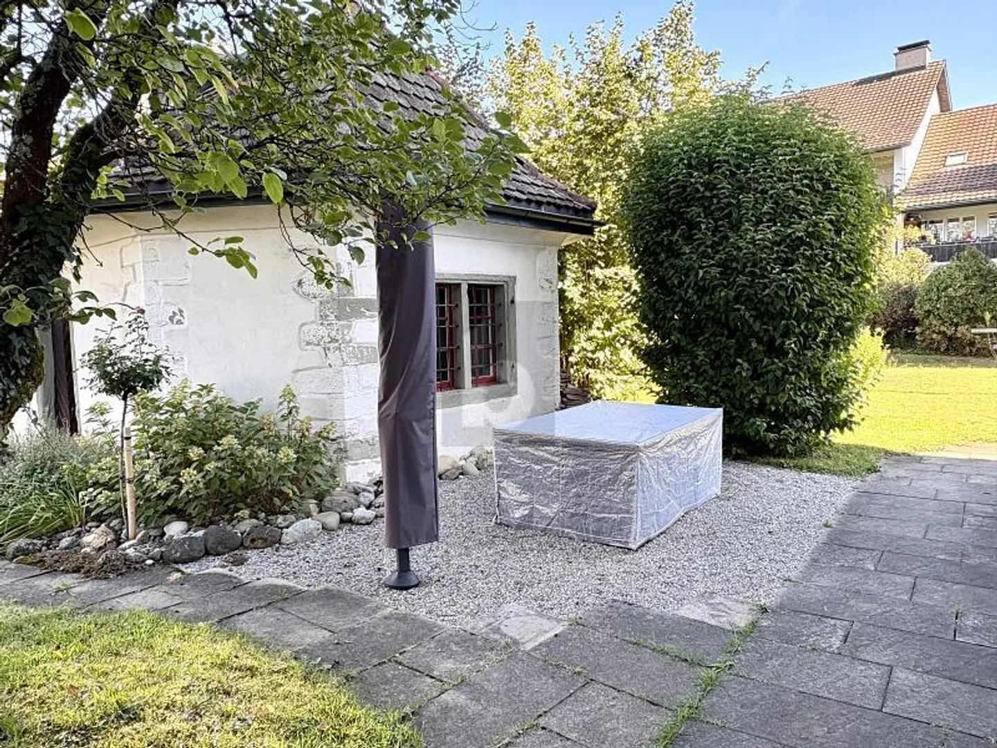 RUHIG UND GROSSZÜGIG MIT GARTENSITZPLATZ - Photo 2 sur 6