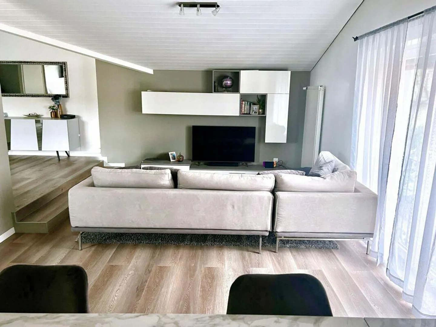 Magnifikes Gebäude bestehend aus 3 Wohnungen und 2 Gewerbeeinheiten - Foto 5 von 12