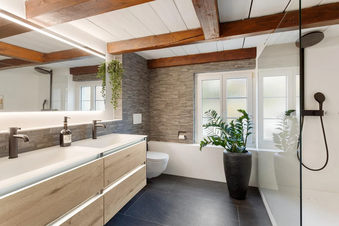 Charming Flarz House & Versatile Property - Photo 4 of 9