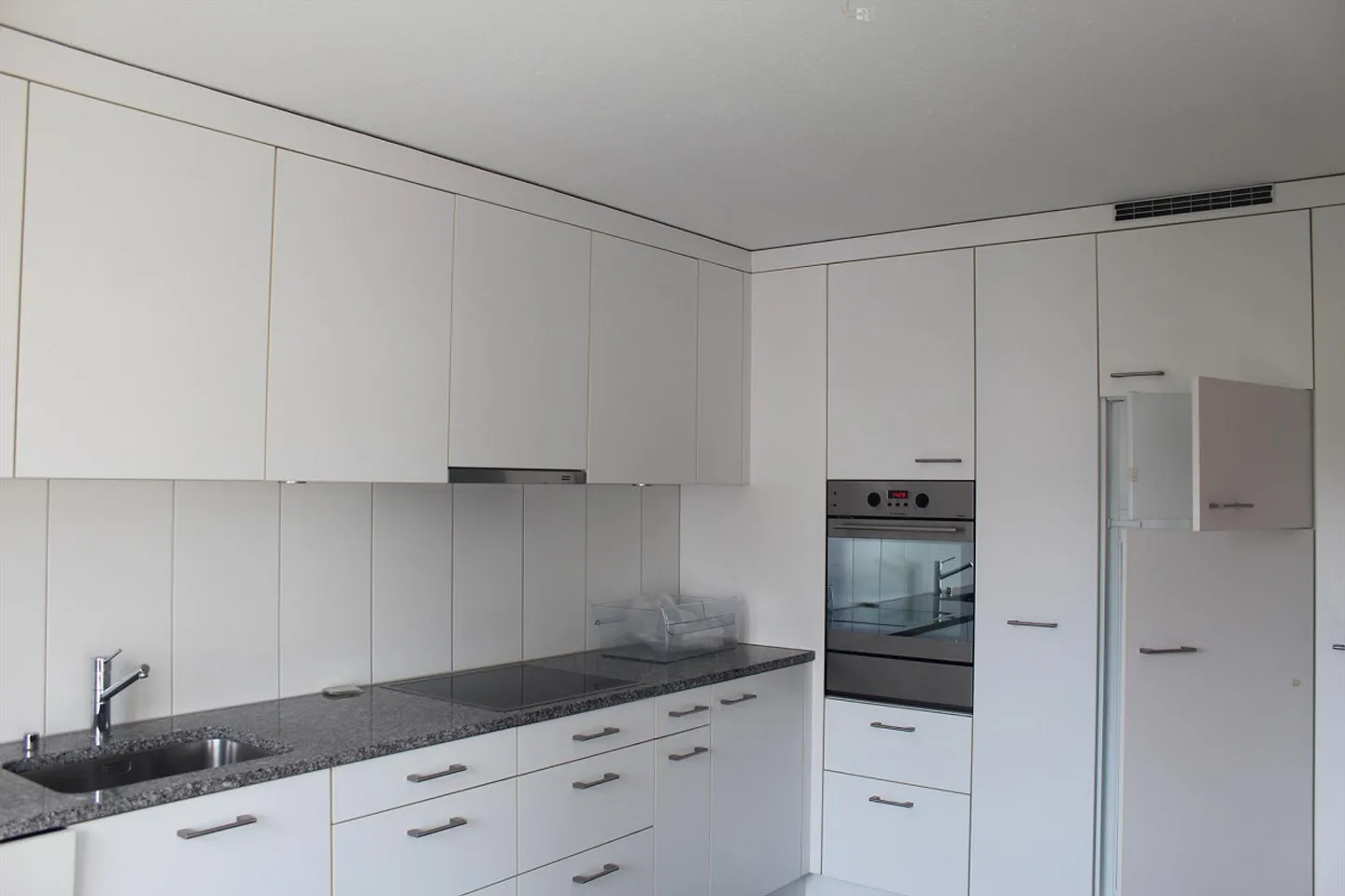 Spacious centrally located apartment - Photo 3 of 9
