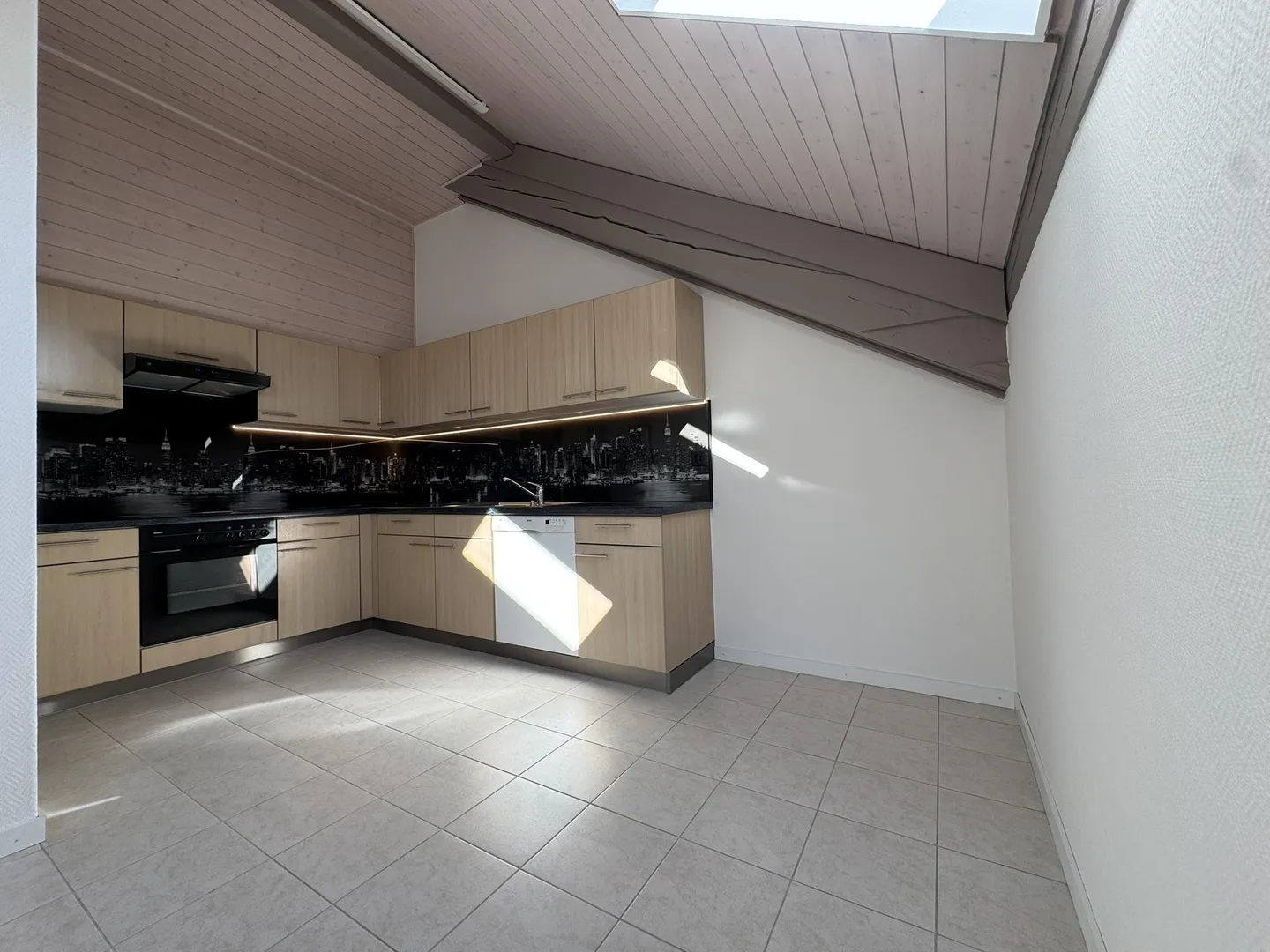 Large 4-room apartment of 115 m² with balcony - La Sagne - Photo 2 of 10